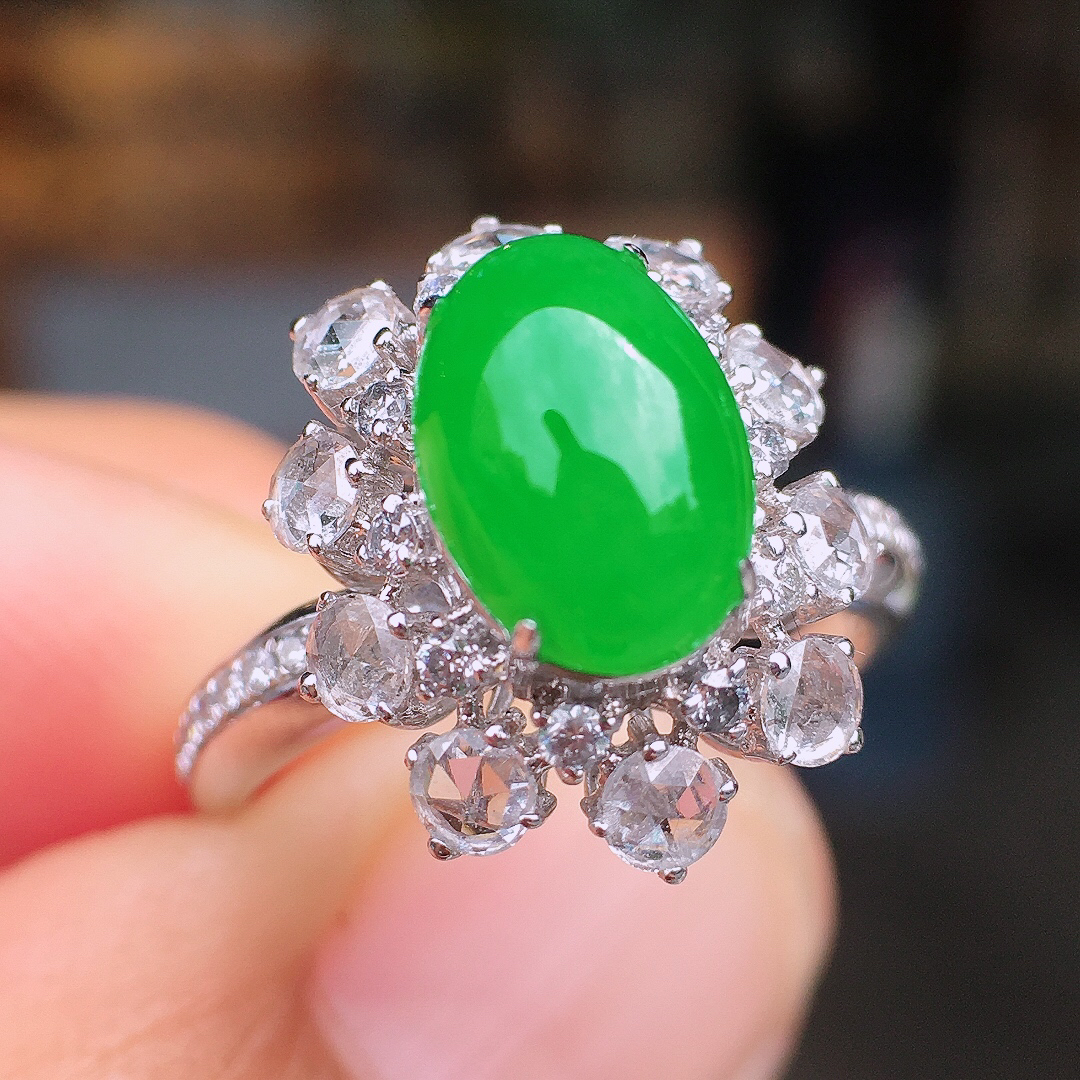 阳绿蛋面戒指，色泽均匀艳丽，玉质细腻，荧光感超
强，饱满圆润，尽显优雅气质，18k
金豪华镶嵌