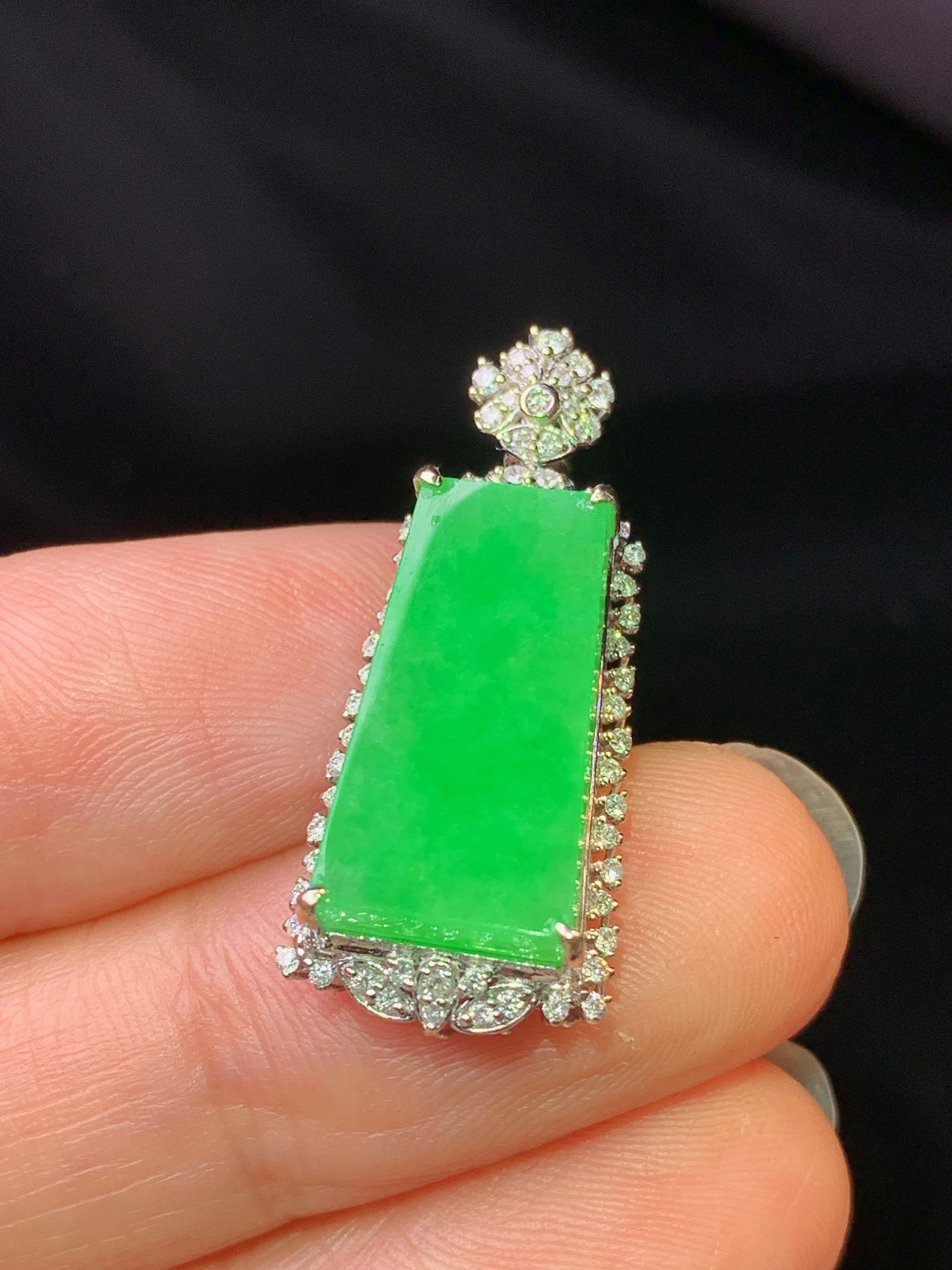 18k金钻镶嵌翠绿无事牌吊坠 玉质细腻 色泽艳丽清新 水润亮眼 整体尺寸28.2*12*7.2j2