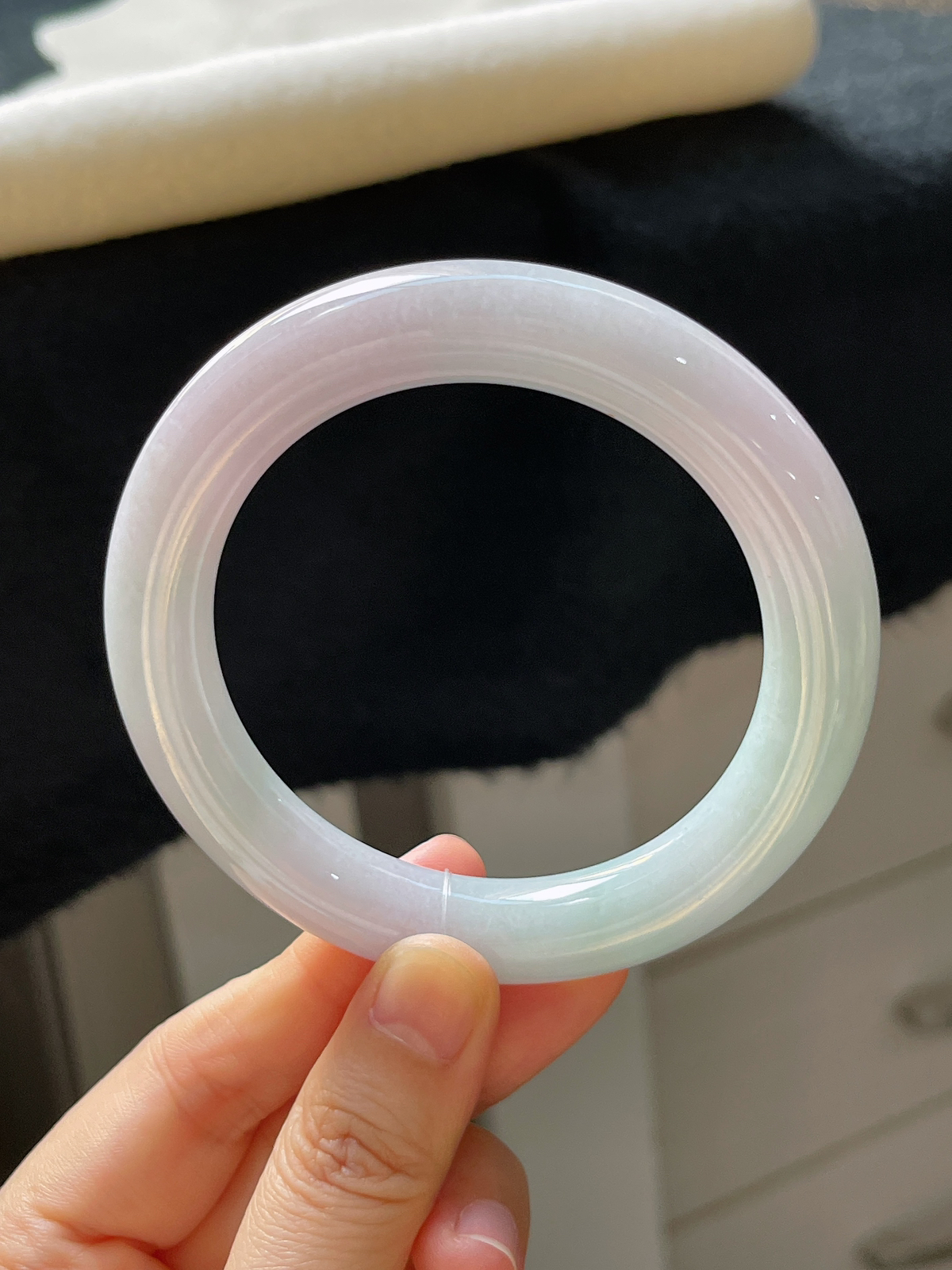 圆镯57.3圈口，翡翠糯化种淡春彩手镯