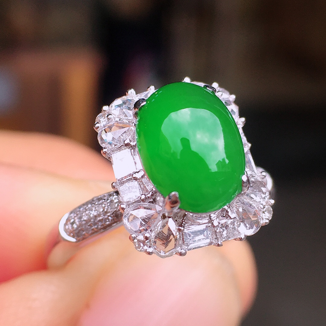 阳绿蛋面戒指，色泽均匀艳丽，玉质细腻，荧光感超
强，饱满圆润，尽显优雅气质，18k
金豪华镶嵌