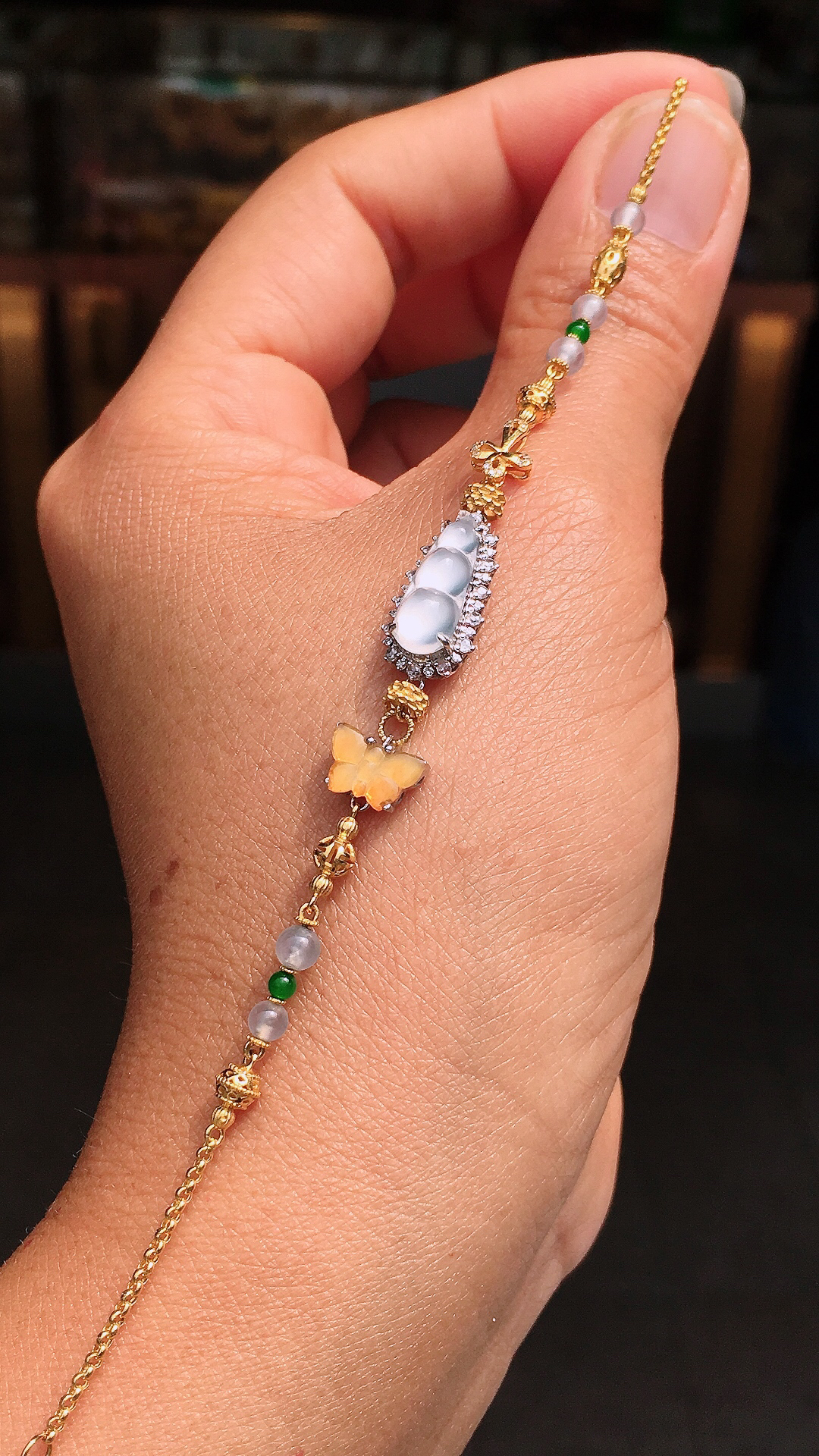 冰种福豆手链，玉质细腻，荧光感超
强，饱满圆润，尽显优雅气质，18k
金豪华镶嵌