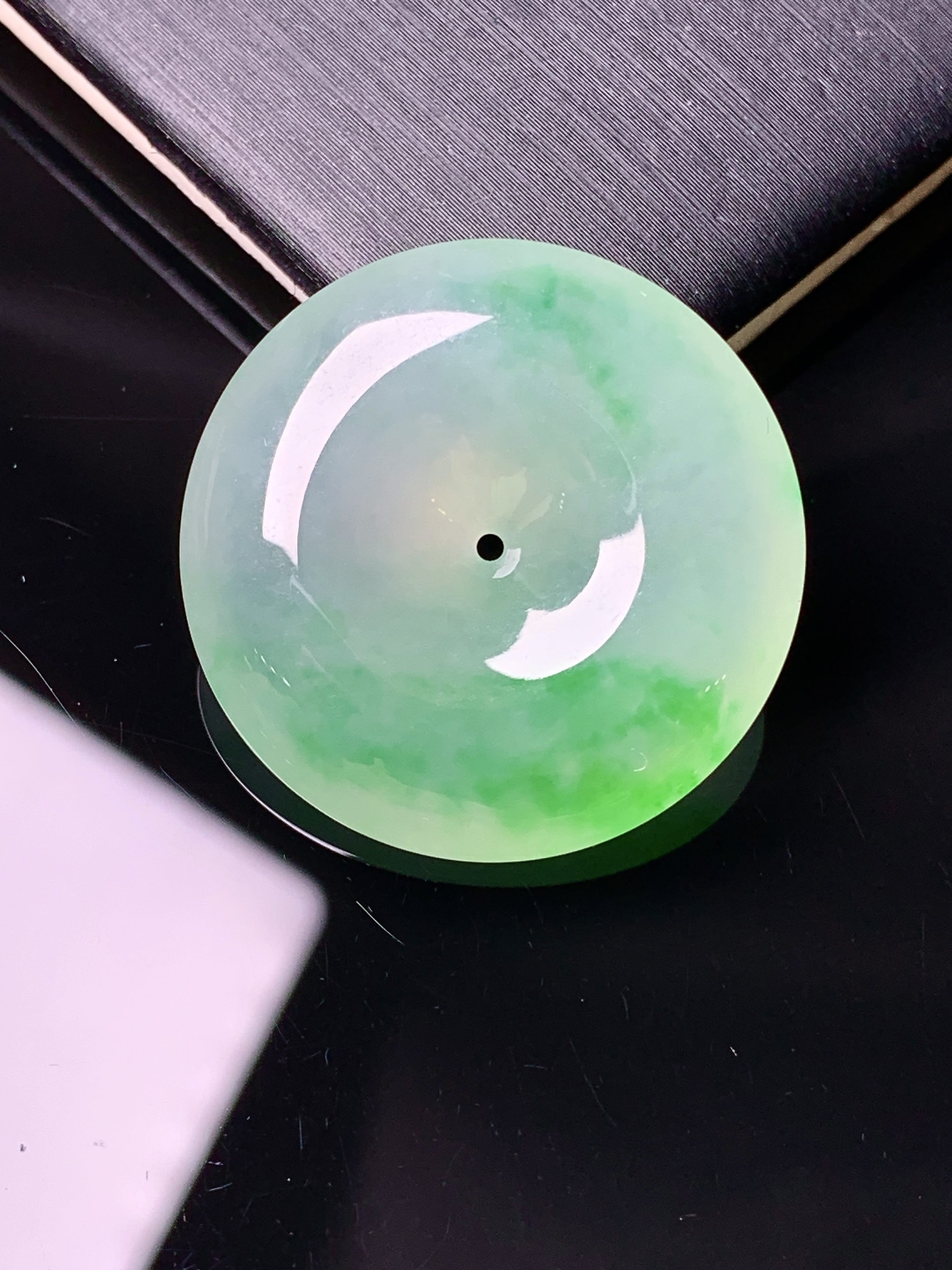 飘绿平安扣吊坠 玉质细腻 色泽艳丽清新 水润亮眼 整体尺寸26.2*6.5d3