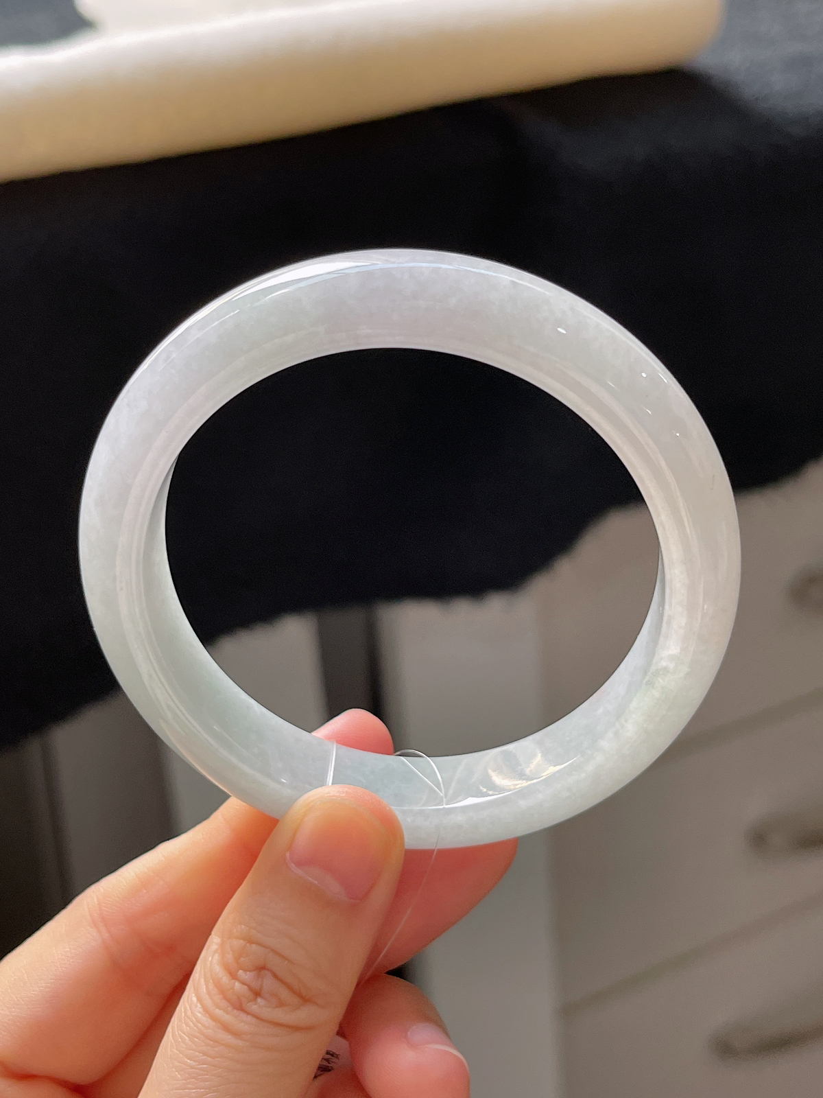 正圈57.4圈口，翡翠糯化种淡绿色手镯