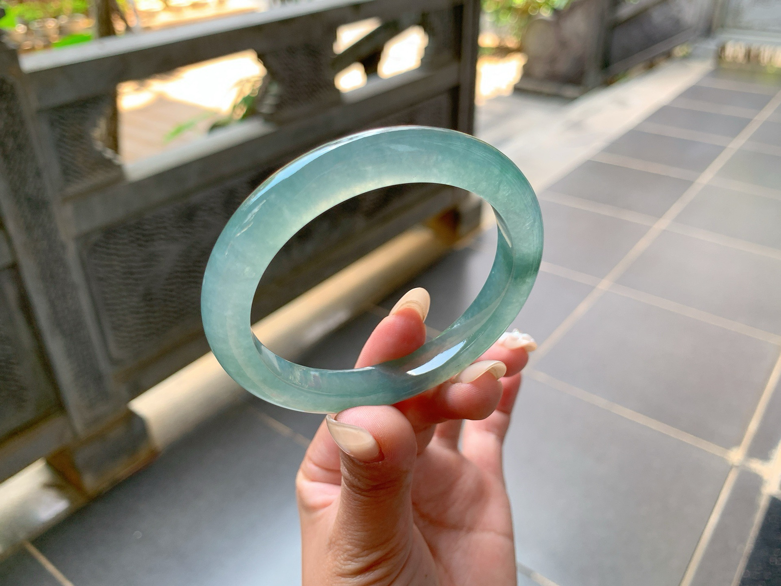 ｜56圈口
冰蓝水底，像深邃的大海一般幽静明亮，一整圈都是水汪汪的，种老透亮，