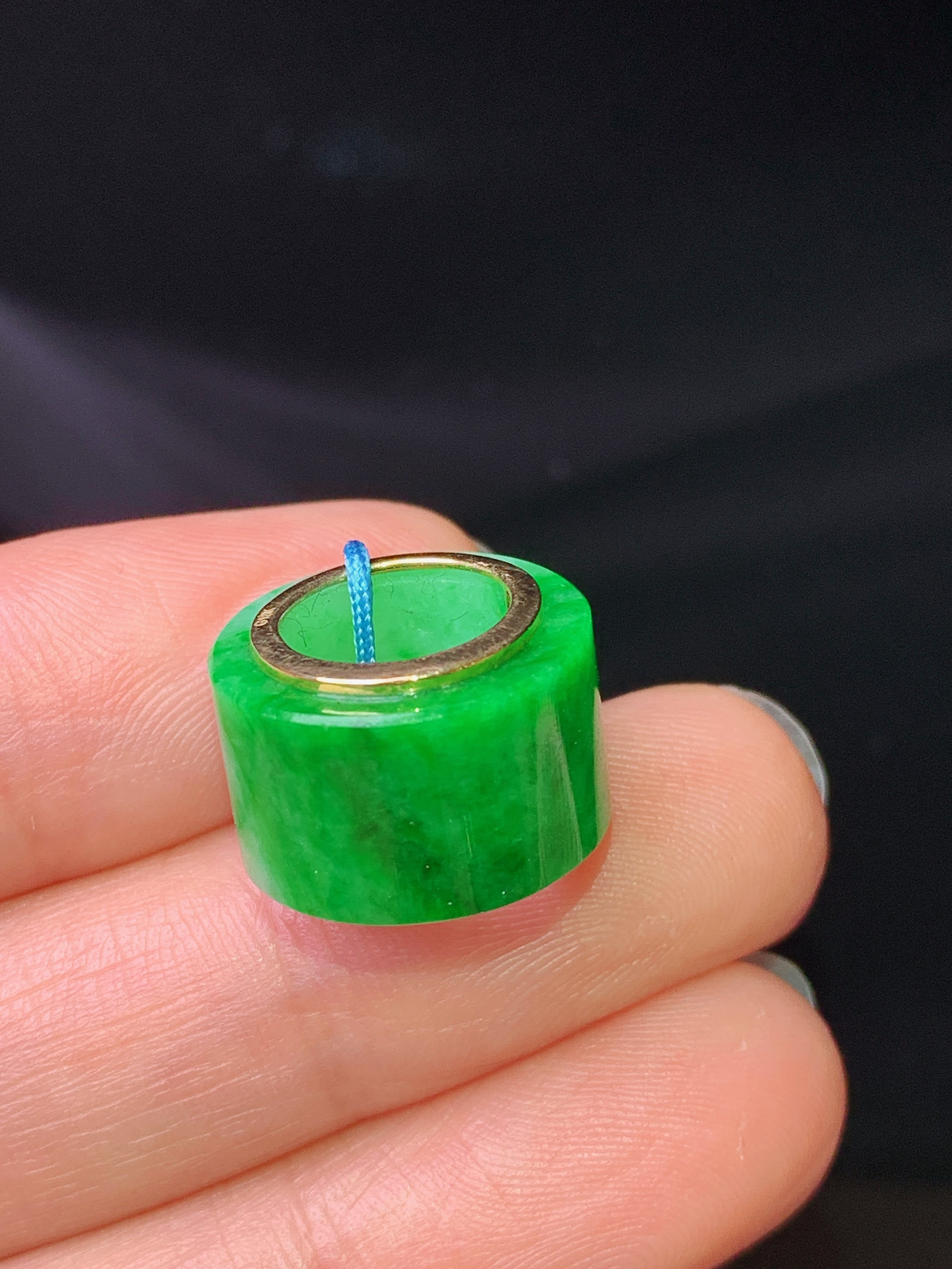 18k金镶嵌翠绿路路通吊坠 玉质细腻 色泽艳丽清新 水润亮眼 整体尺寸15*8.8b1