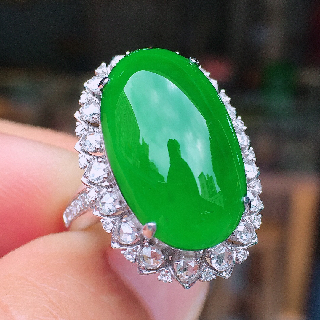 满绿蛋面戒指，色泽均匀艳丽，玉质细腻，荧光感超
强，饱满圆润，尽显优雅气质，18k
金豪华镶嵌