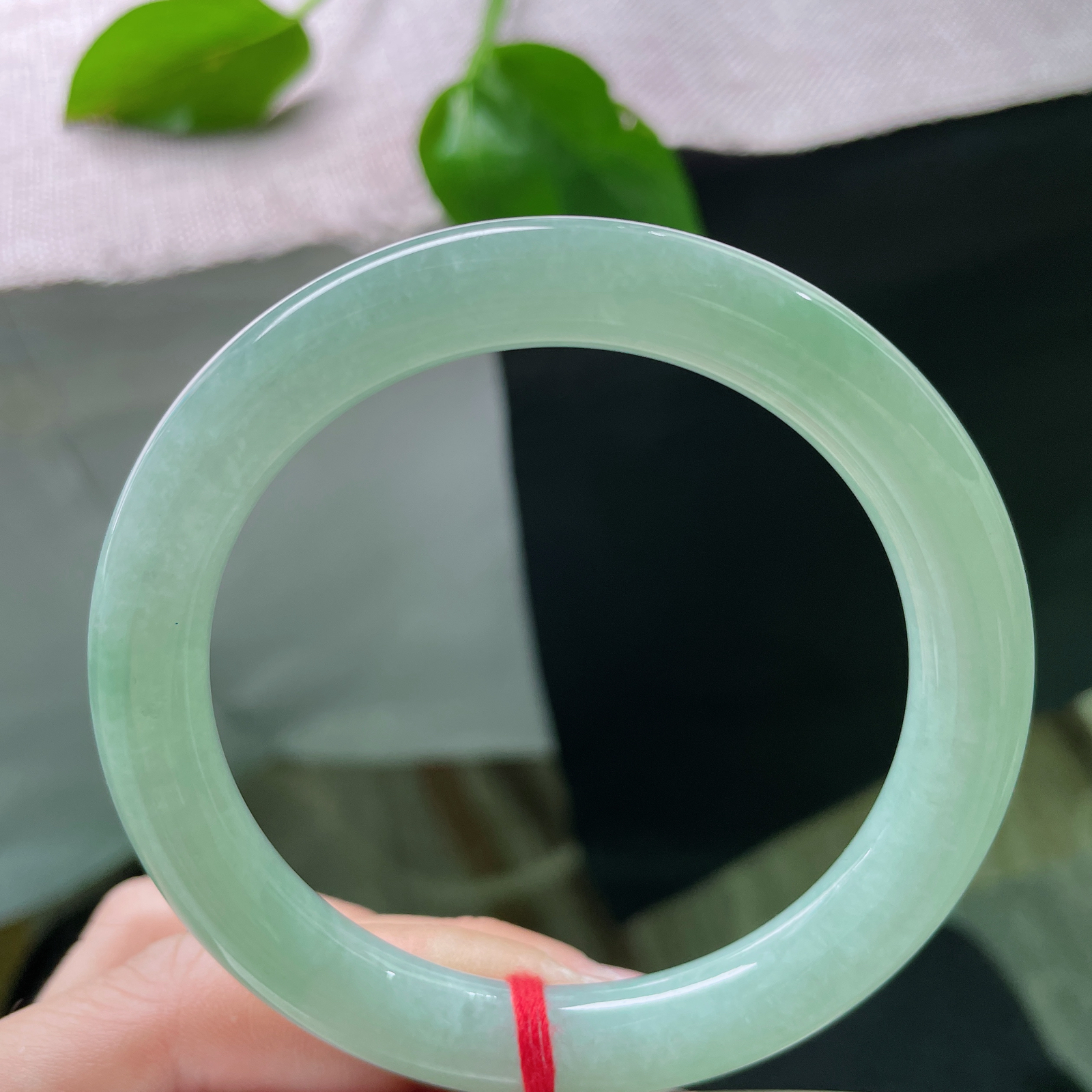 尺寸：58.9/9.8，绿底圆条，质地温润，细镯衬纤腕，绿意映佳人..