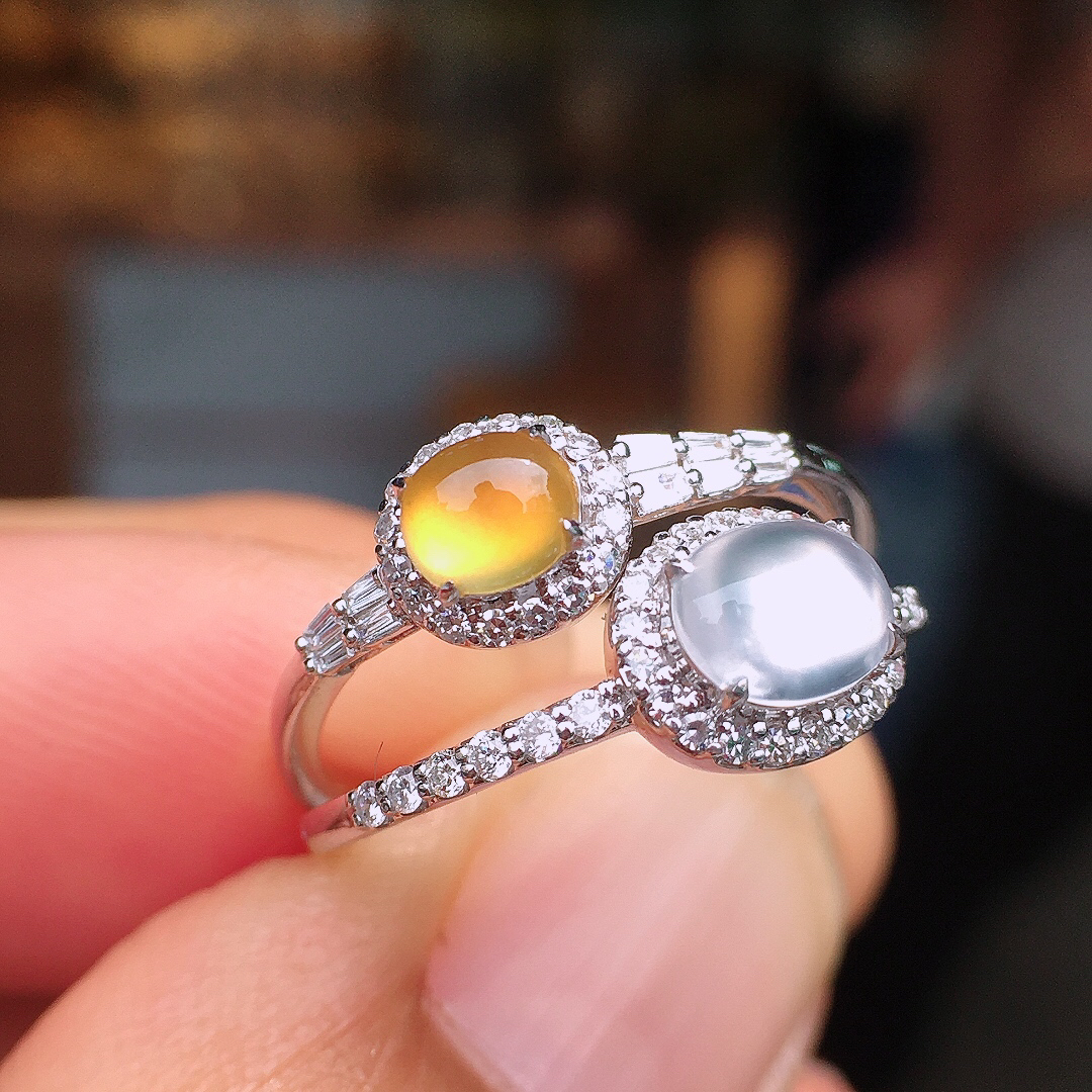 （黄+冰）二合一戒指，色泽均匀艳丽，玉质细腻，荧光感超
强，饱满圆润，尽显优雅气质，18k
金豪华镶嵌