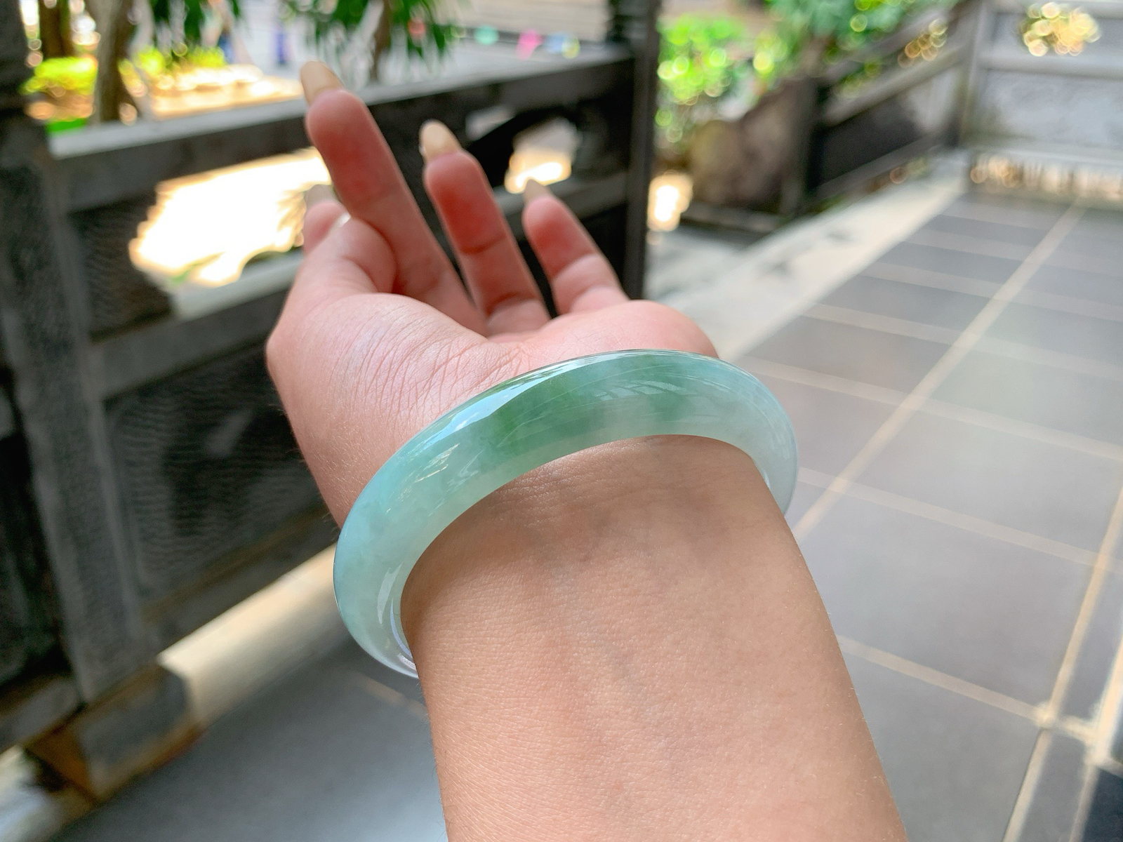 ｜55圈口
半山半水手镯，底妆带点粉，肉质细细润润的，清爽利落，