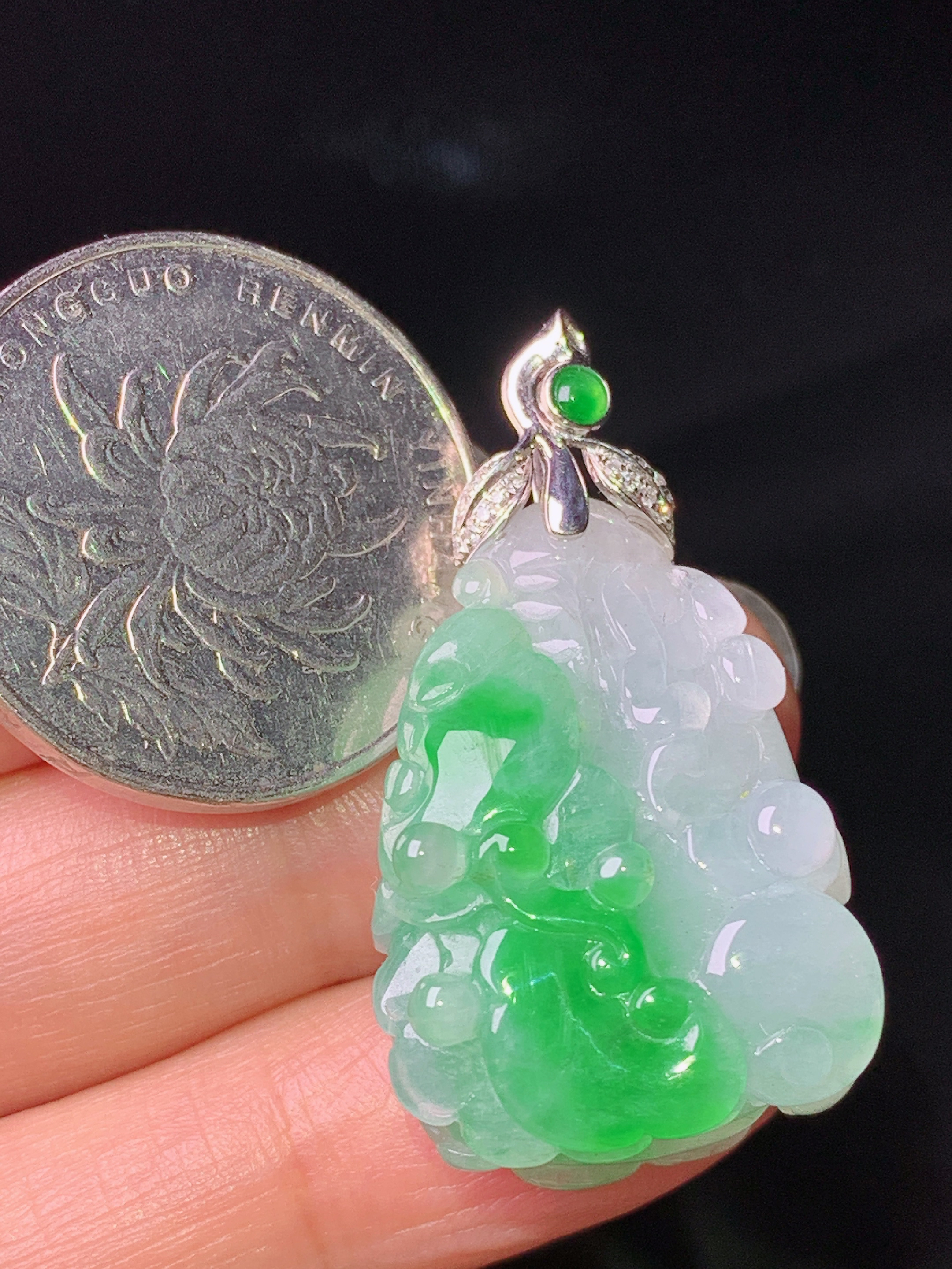 18k金钻镶嵌飘绿白菜吊坠 玉质细腻 色泽艳丽清新 水润亮眼 整体尺寸36.8*19.6*12b1