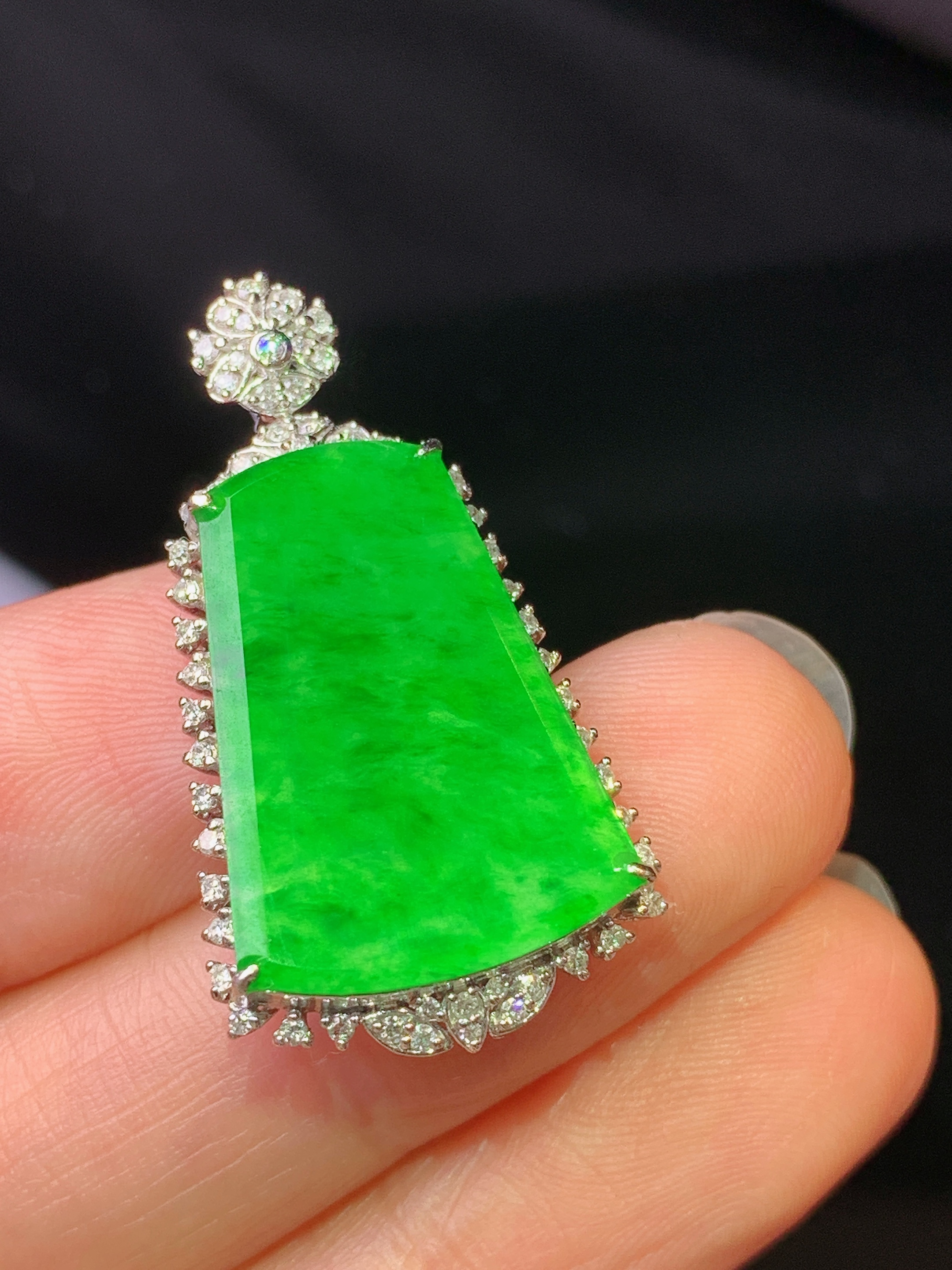 18k金钻镶嵌翠绿无事牌吊坠 玉质细腻 色泽艳丽清新 水润亮眼 整体尺寸31.6*17*6.5j2