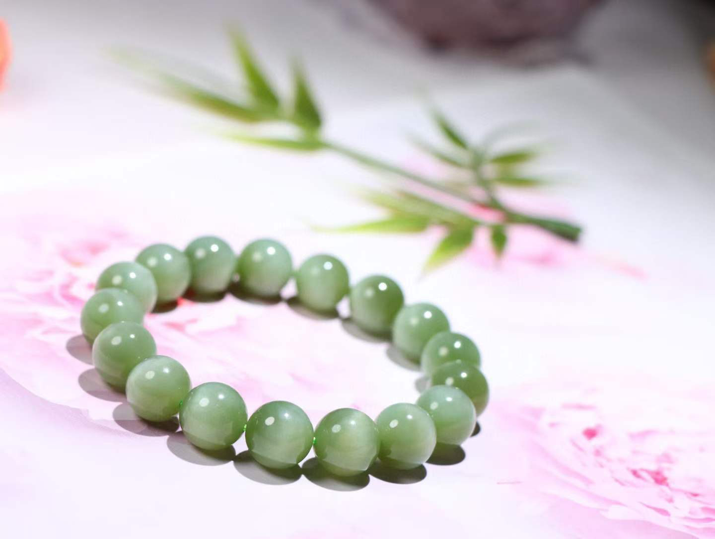 【腕间风华】

信誉第一 品质保证️和田玉碧玉猫眼手串，玉质冰润 眼线灵动，佩戴于腕间，尽显高贵气质。无论是日常搭配还是重要场合，都是您优雅风范的点睛之笔。

重42克  尺寸11.9mm  36823212113O