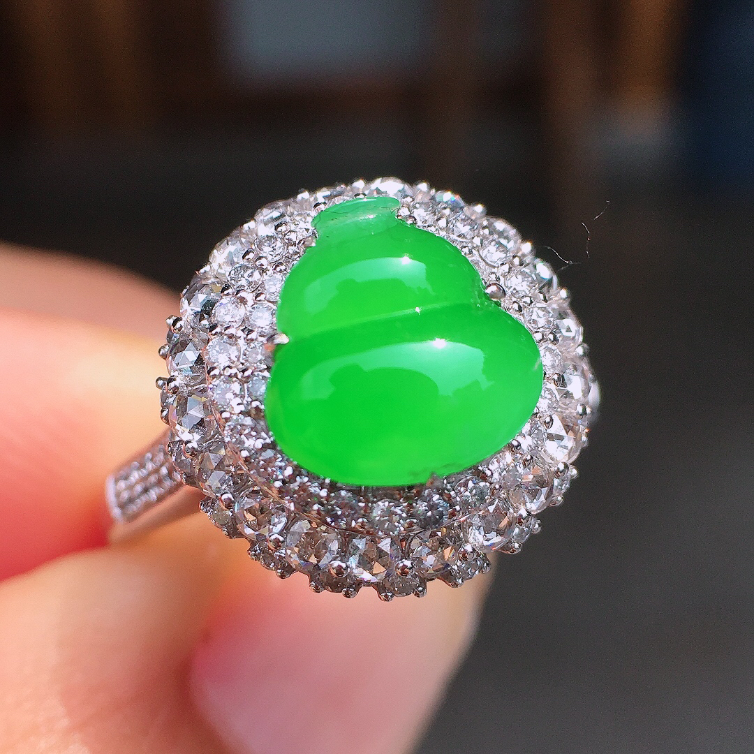 阳绿葫芦戒指，色泽均匀艳丽，玉质细腻，荧光感超
强，饱满圆润，尽显优雅气质，18k
金豪华镶嵌