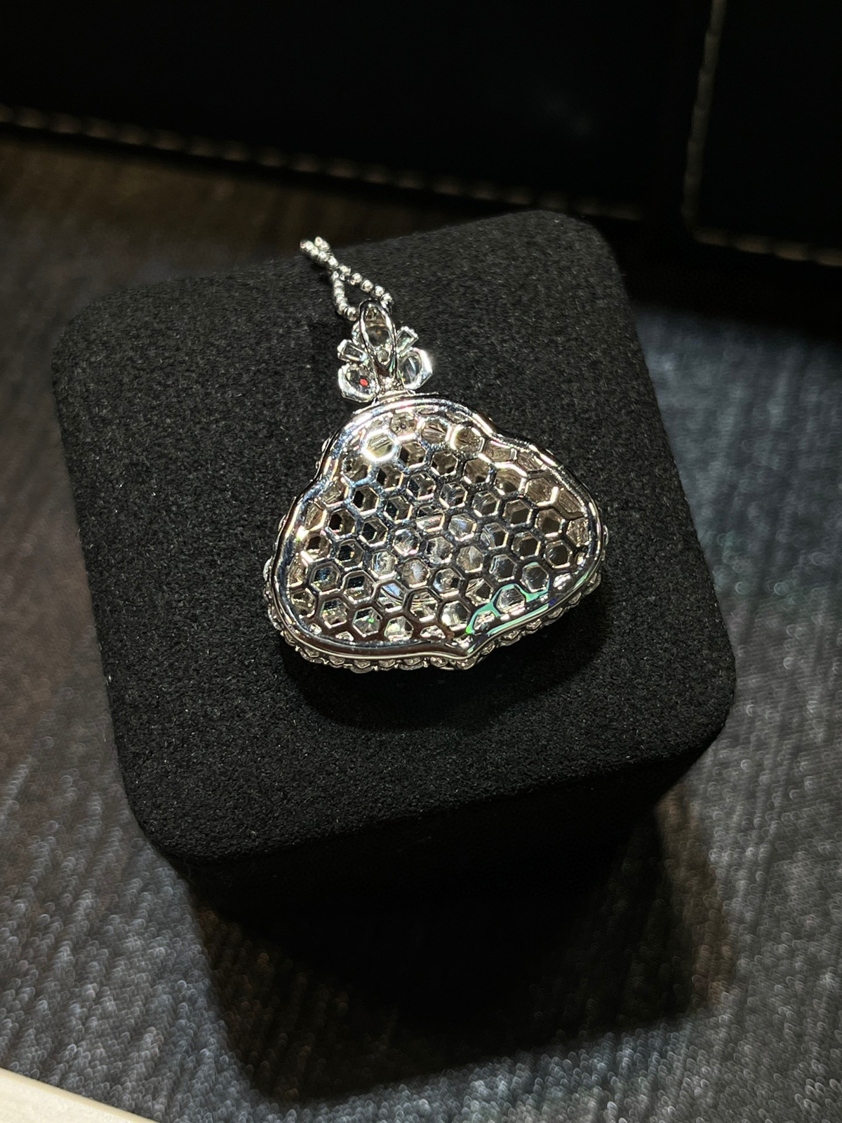 冰阳绿佛公｜一眼心动的翡翠本命佛
种老冰透，正阳绿浓郁鲜亮，均匀吸睛
佛公开脸慈悲喜庆，圆润饱满，品相超绝
显白又提气场，戴在颈间，福气满满，平安喜乐常相伴
翡翠里的轻奢天花板