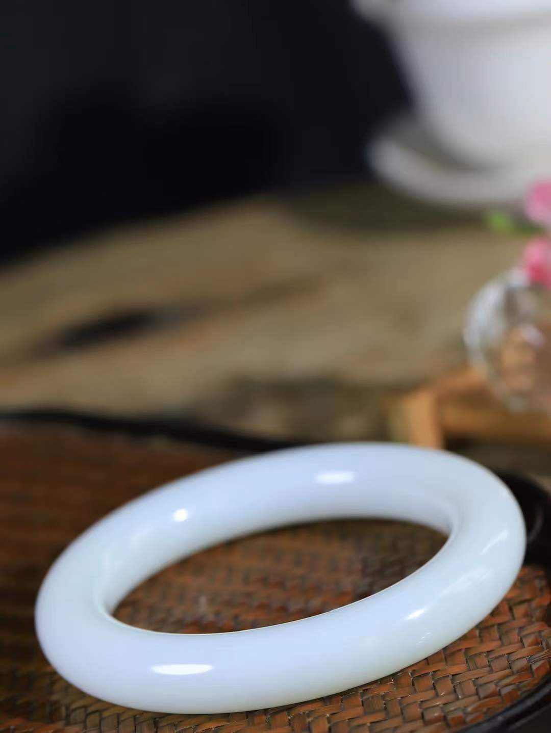 【花样年华·手镯】

精品和田玉白玉圆条手镯，质地油润细腻，色泽高贵典雅，镯型古朴典雅。在诗情画意