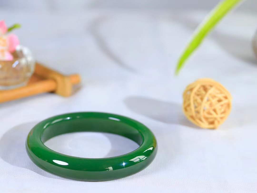 【碧色荡漾·手镯】

收藏级臻品和田玉碧玉手镯，玉质细腻温润，手感舒适，️线条流畅，简约大气，美自天成，佩戴于腕间，婉约之美，举手投足间透出那份低调奢华，醉人心扉。重64.5克  内径圈口59.5mm  尺寸13-9mm  FDA-66372433