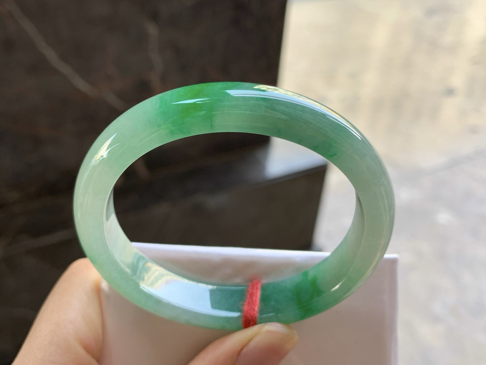 53.7-11.7-7.3

飘绿贵妃手镯^_^正圈51可以带