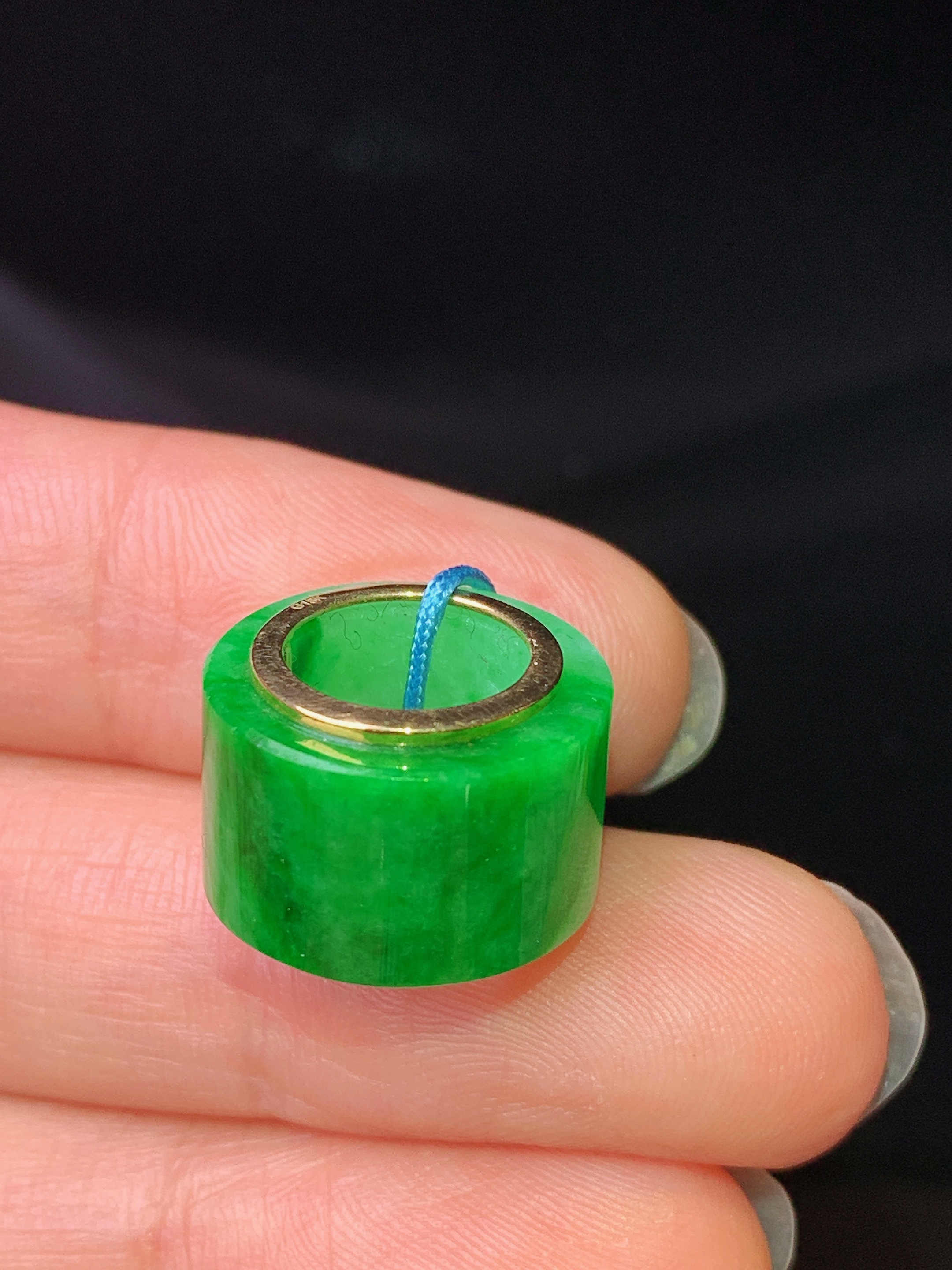 18k金镶嵌翠绿路路通吊坠 玉质细腻 色泽艳丽清新 水润亮眼 整体尺寸15*8.8b1