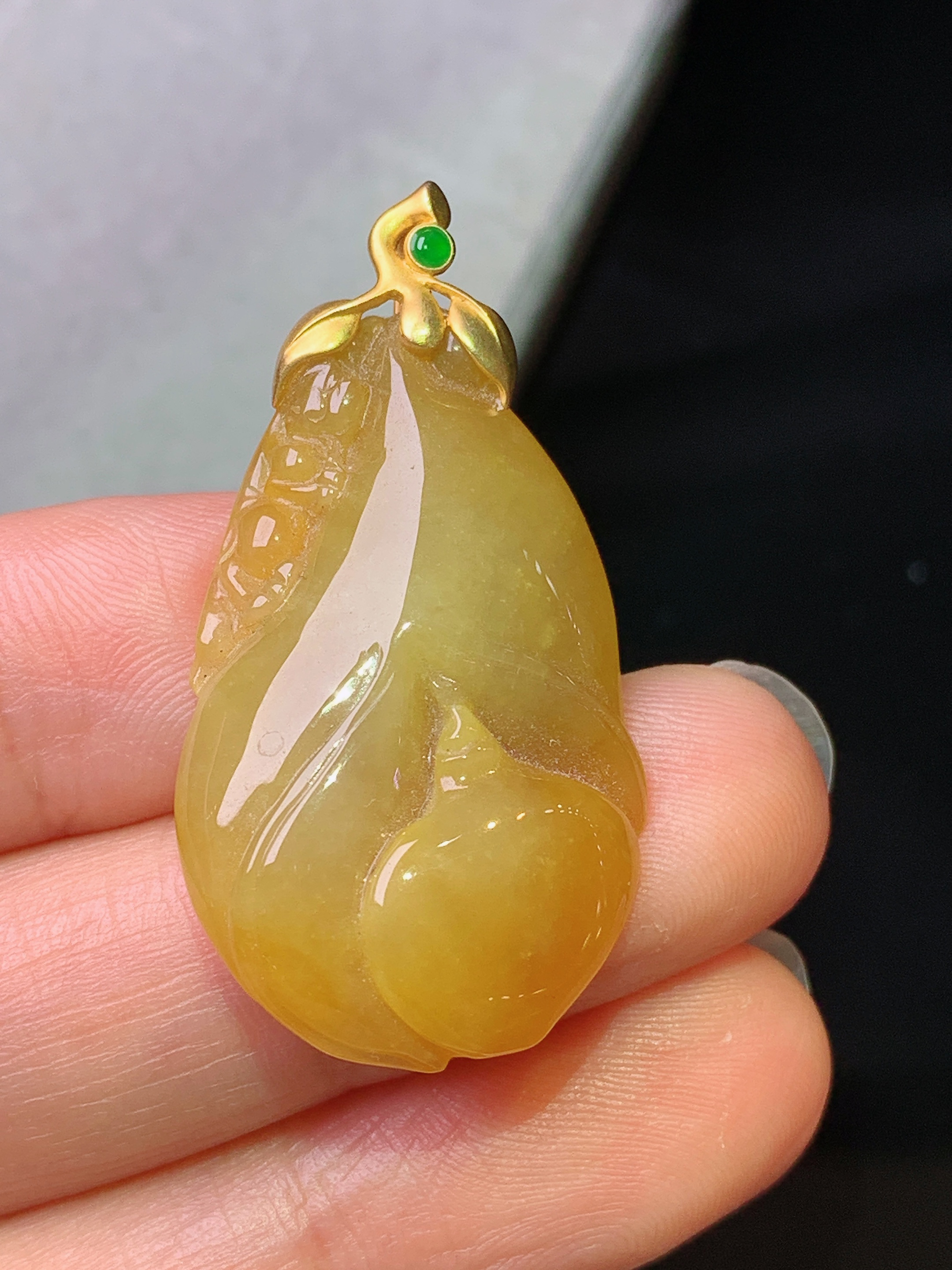 18k金镶嵌黄翡福瓜吊坠 玉质细腻 色泽艳丽清新 水润亮眼 整体尺寸37.5*19.5*6.2b1