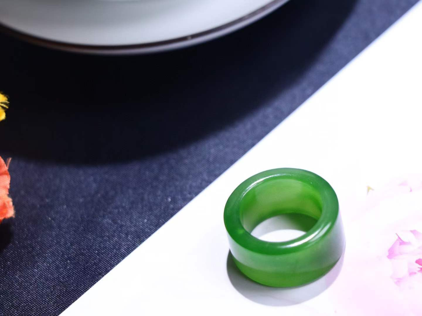 （古韵.扳指）

信誉第一 品质保证️精品和田玉碧玉扳指 指环 戒圈。七号矿老料 纯正菠菜绿，直切工艺，款式精美，玉质细腻温润，油润感十足， 整器古韵生辉。优雅高贵。运筹帷幄于掌中，决胜于千里之外。

重7.5克   圈口17.5mm 尺寸11.5-3.3mm FS8242041278O