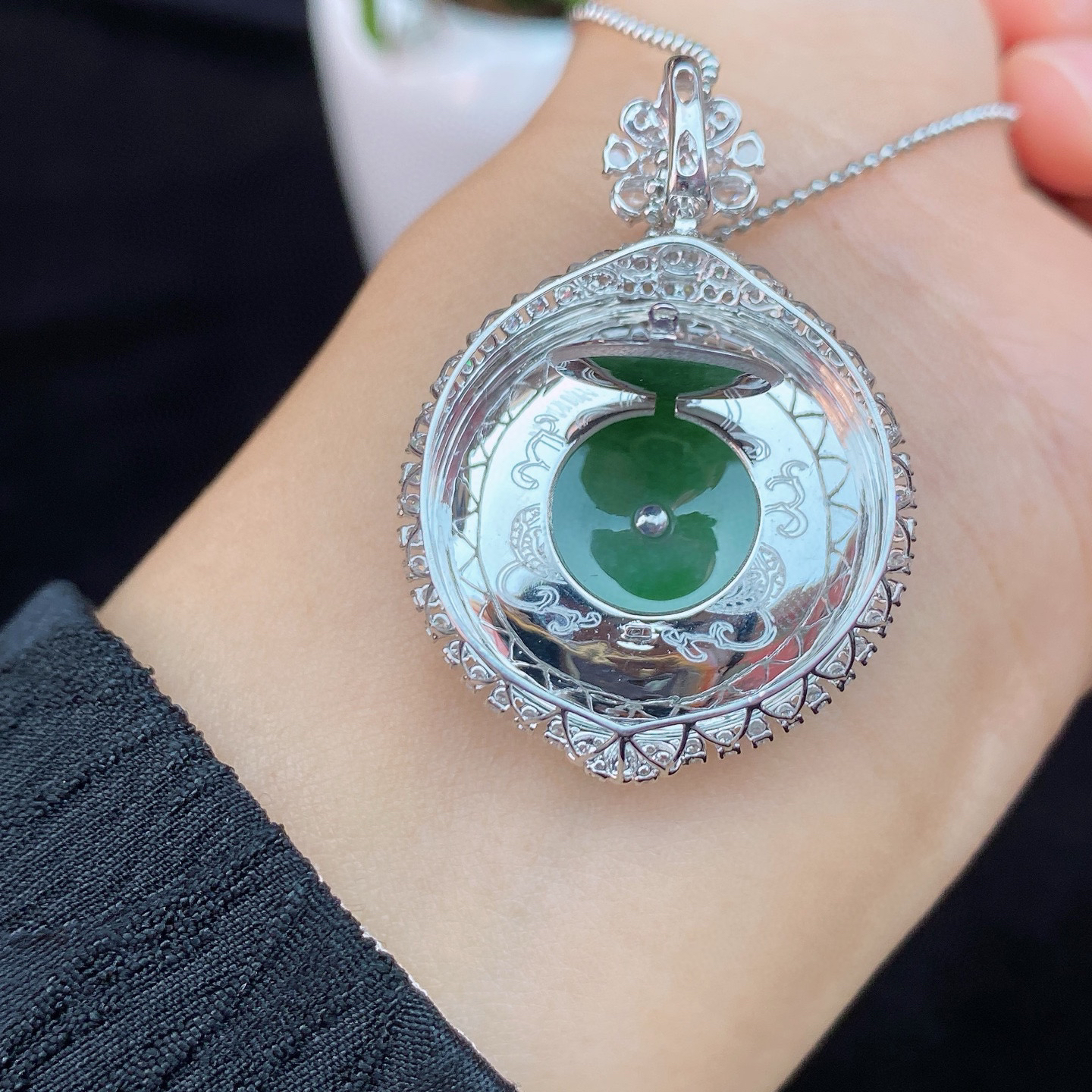 ​​​冰阳绿平安扣吊坠 
色泽浓郁鲜亮，光泽感满满
18k金镶嵌，精致有质感
实物更美～