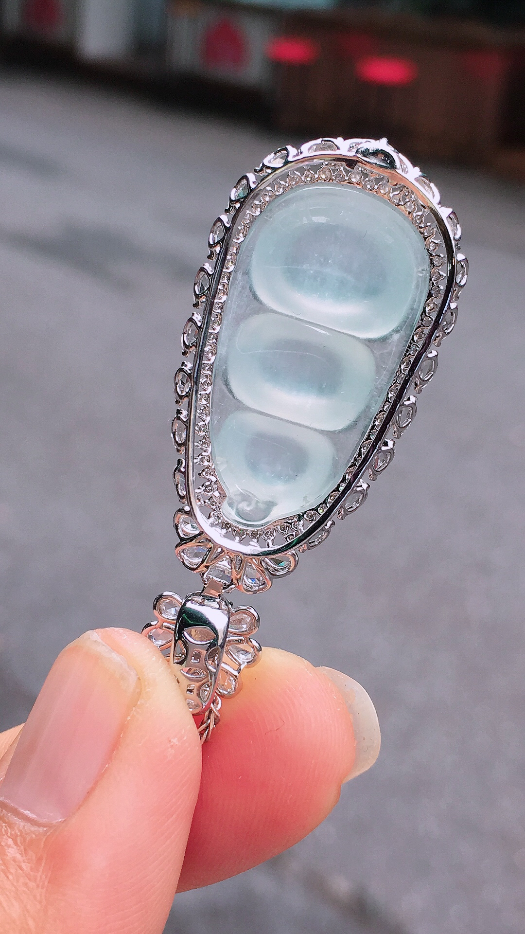 冰种福豆吊坠，玉质细腻，荧光感超
强，饱满圆润，尽显优雅气质，18k
金豪华镶嵌