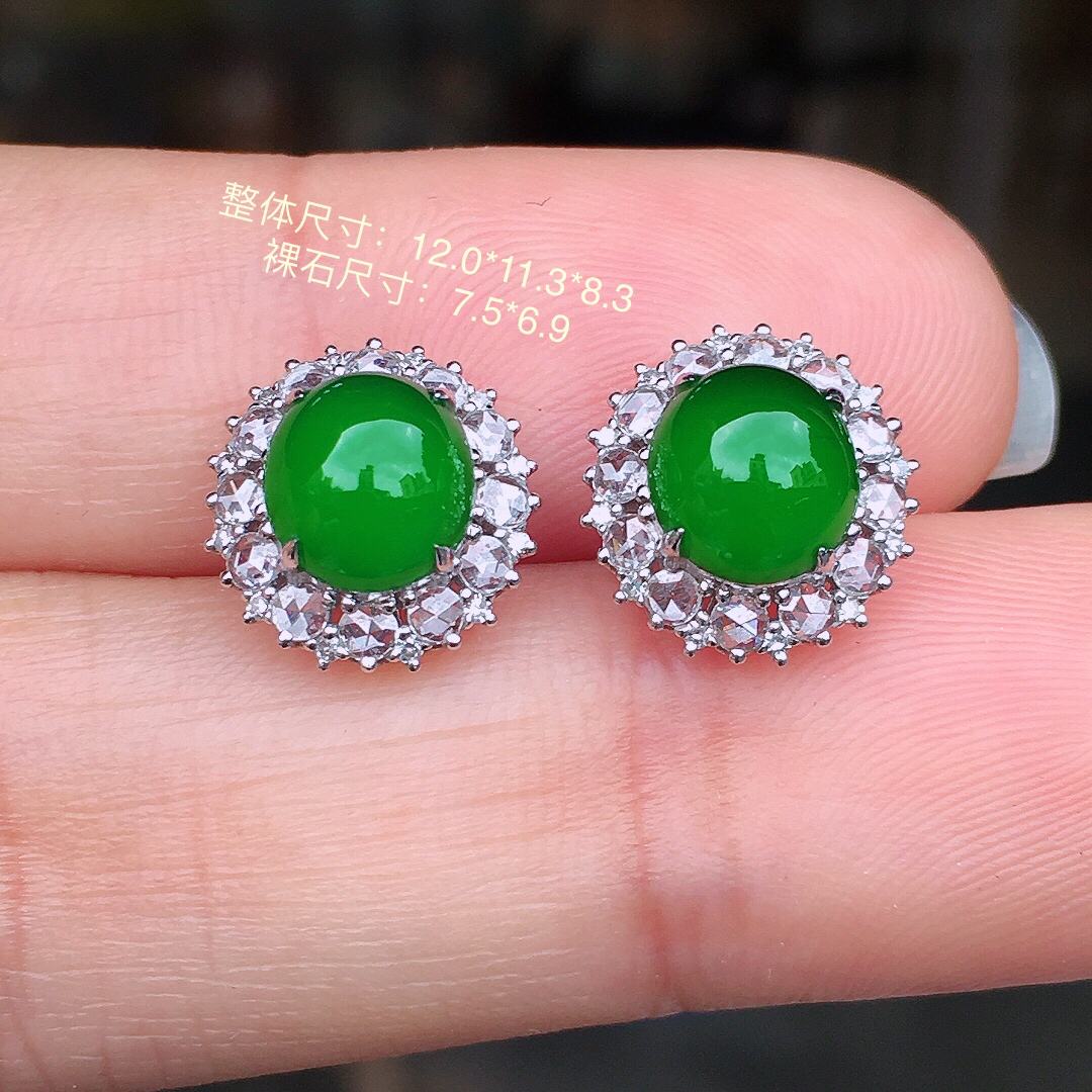 满绿蛋面耳钉，色泽均匀艳丽，玉质细腻，荧光感超
强，饱满圆润，尽显优雅气质，18k
金豪华镶嵌