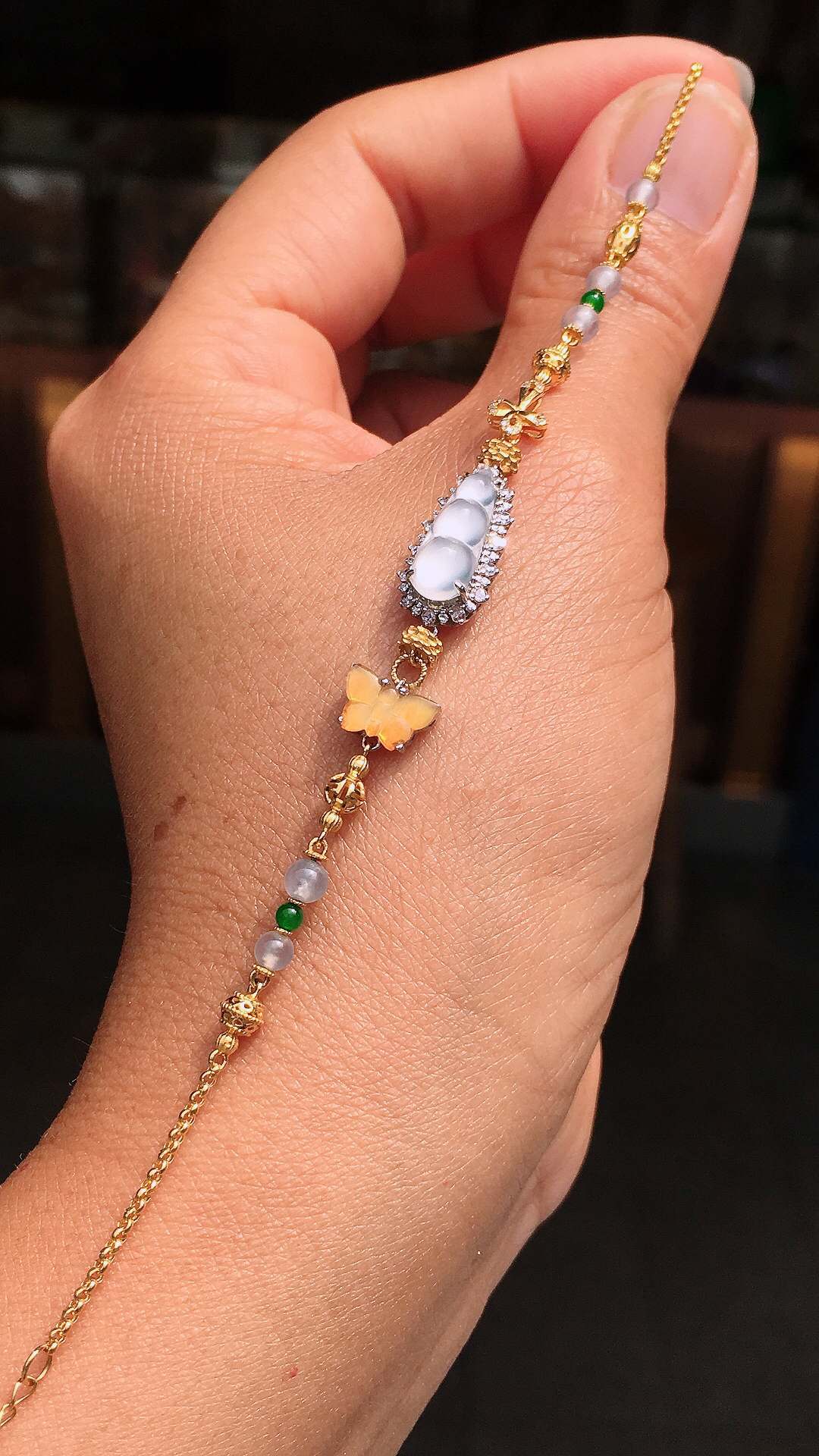 冰种福豆手链，玉质细腻，荧光感超
强，饱满圆润，尽显优雅气质，18k
金豪华镶嵌