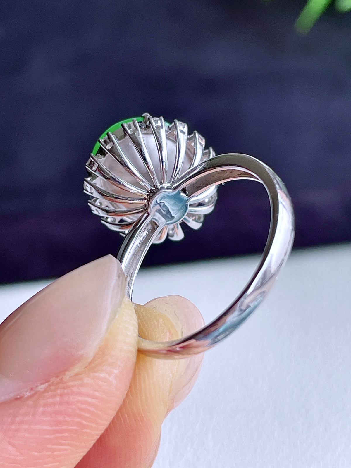 【镶嵌】高冰阳绿蛋面戒指 
【说明】18k金镶嵌 性价比高  
【整体】14.6-12.7-11.1
【裸石】11.7-10-5.2
【圈口】14号