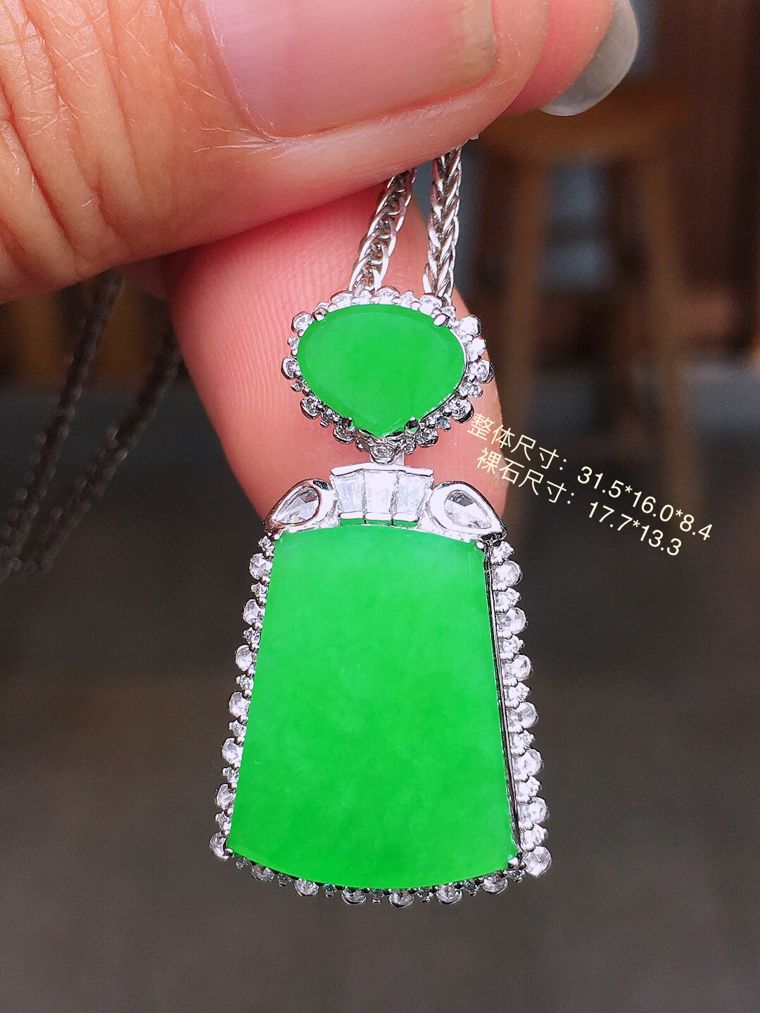 阳绿无事牌吊坠，色泽均匀艳丽，玉质细腻，荧光感超
强，饱满圆润，尽显优雅气质，18k
金豪华镶嵌