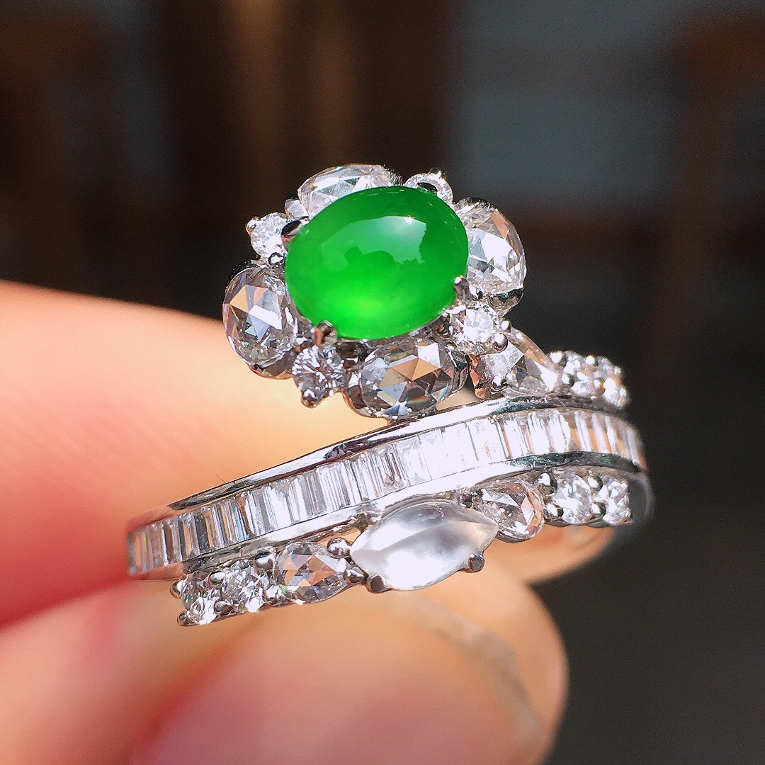 阳绿蛋面戒指，色泽均匀艳丽，玉质细腻，荧光感超
强，饱满圆润，尽显优雅气质，18k
金豪华镶嵌