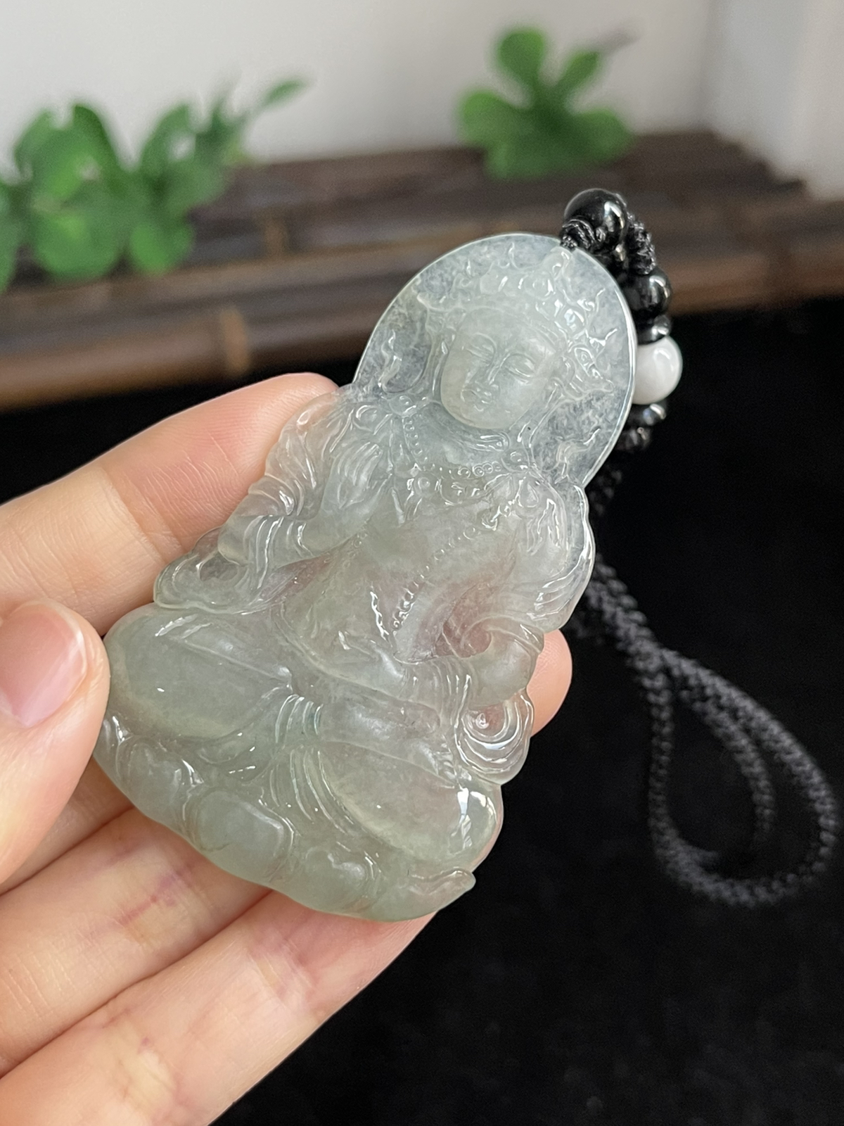 翡翠冰糯种淡绿色吊坠，配珠未测