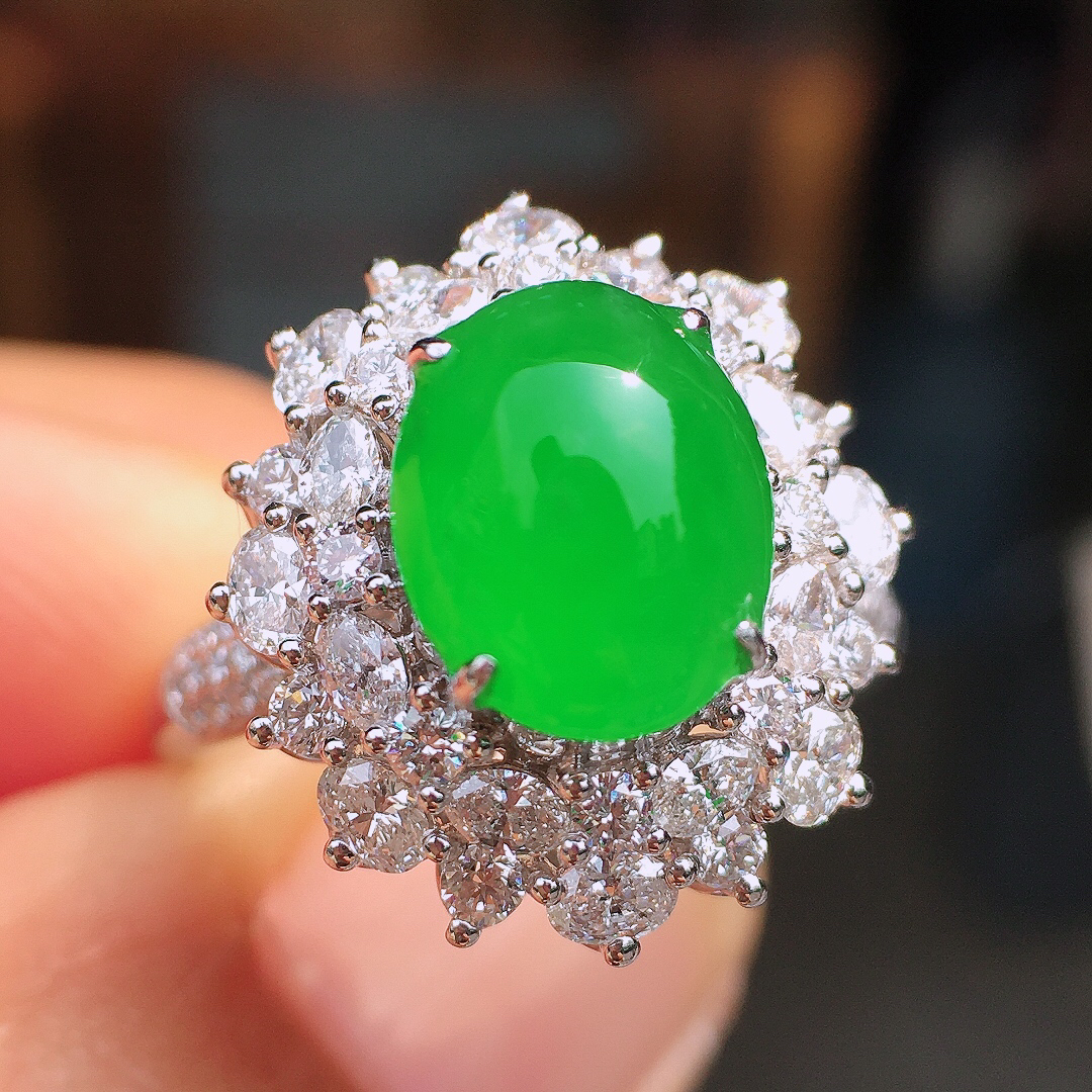 阳绿蛋面戒指，色泽均匀艳丽，玉质细腻，荧光感超
强，饱满圆润，尽显优雅气质，18k
金豪华镶嵌