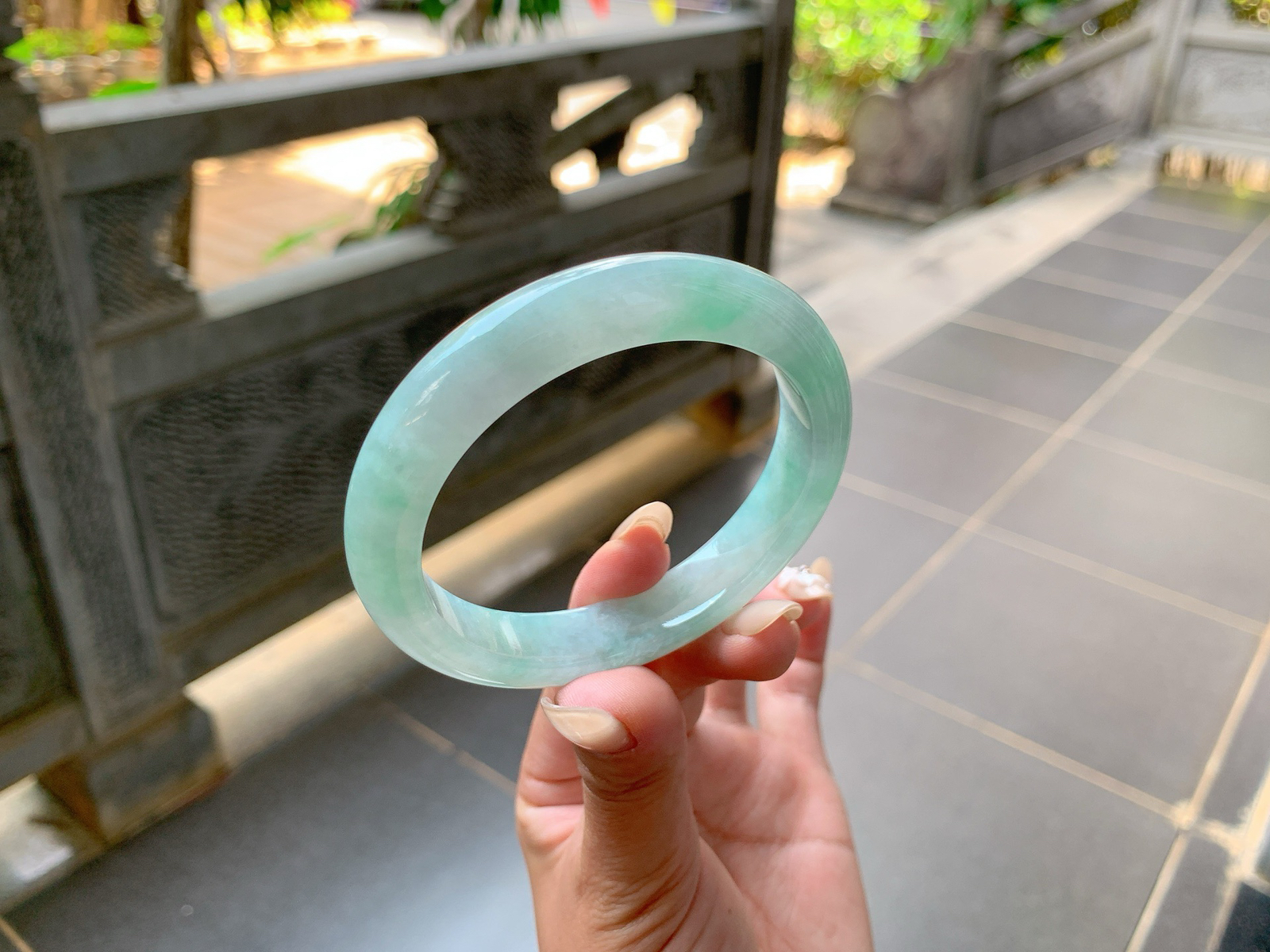 ｜58圈口
冰飘花翡翠手镯，飘绿花，花色散落于整圈，青翠，飘逸灵动，