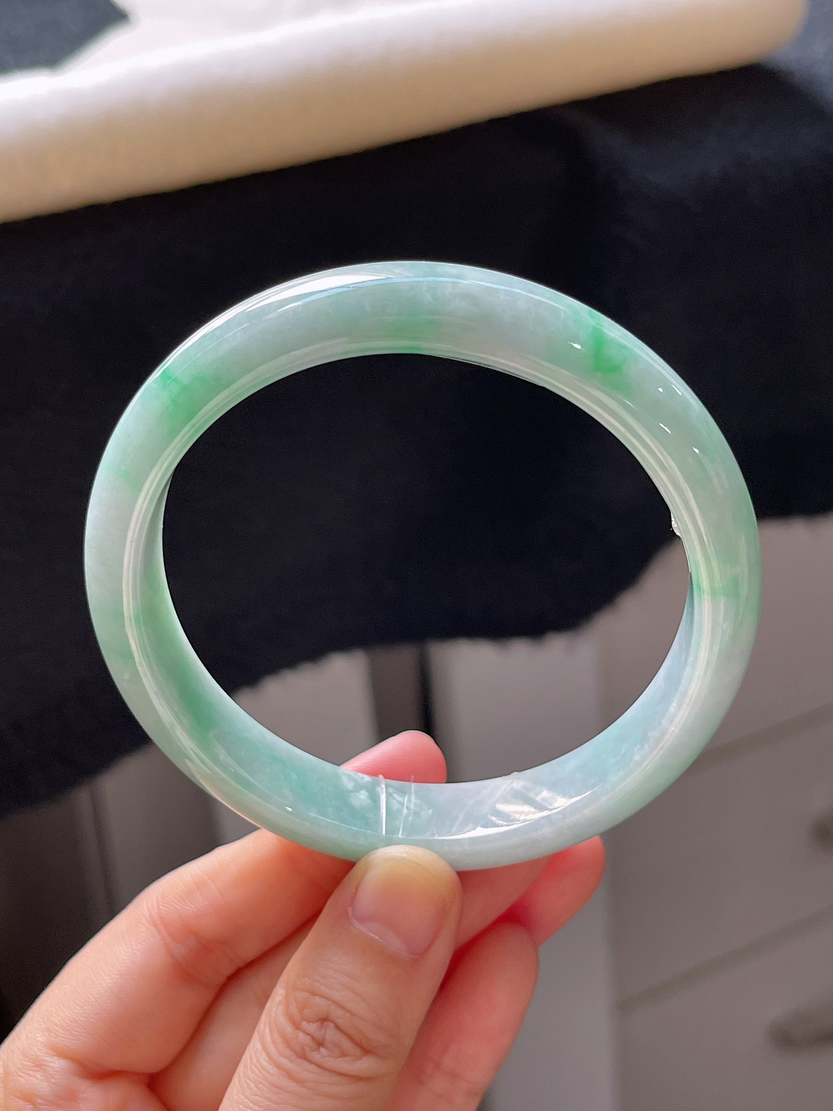 正圈61.8圈口，翡翠糯化种淡绿色手镯