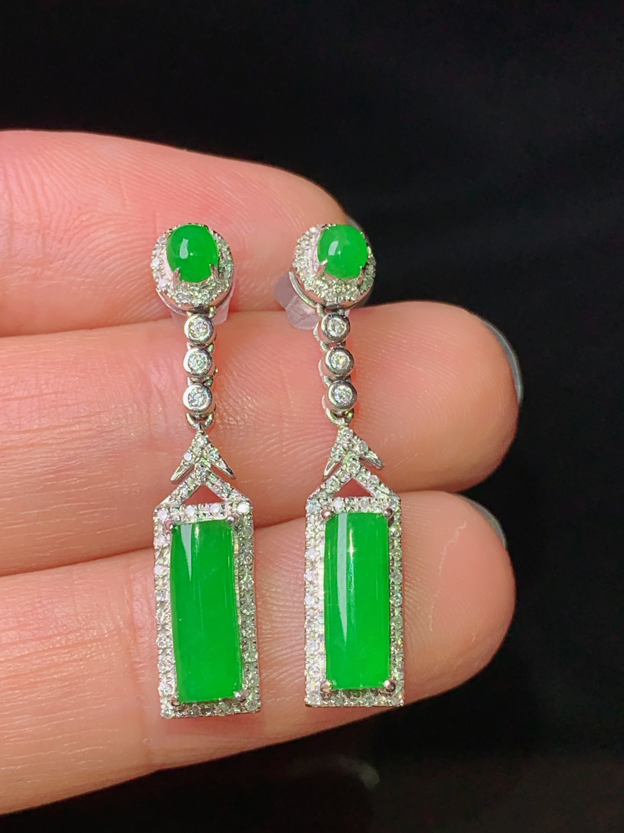 18k金钻镶嵌满绿玉柱耳坠 玉质细腻 色泽艳丽清新 水润亮眼 整体尺寸29*5.8*5z1