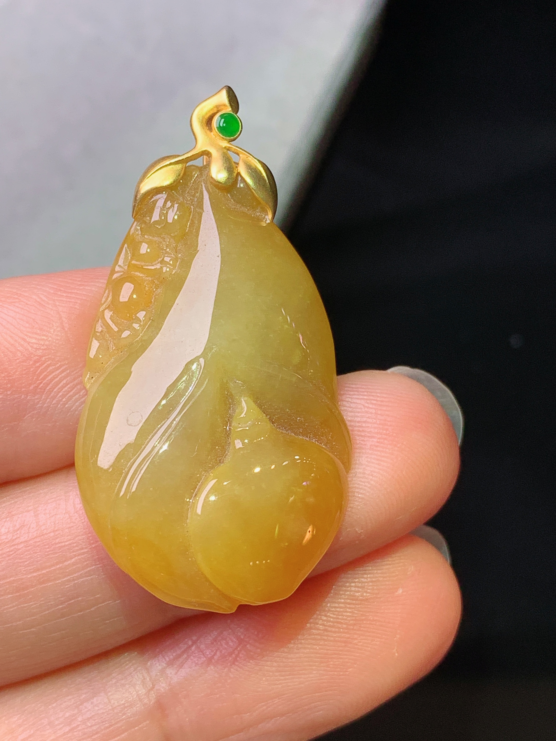 18k金镶嵌黄翡福瓜吊坠 玉质细腻 色泽艳丽清新 水润亮眼 整体尺寸37.5*19.5*6.2b1