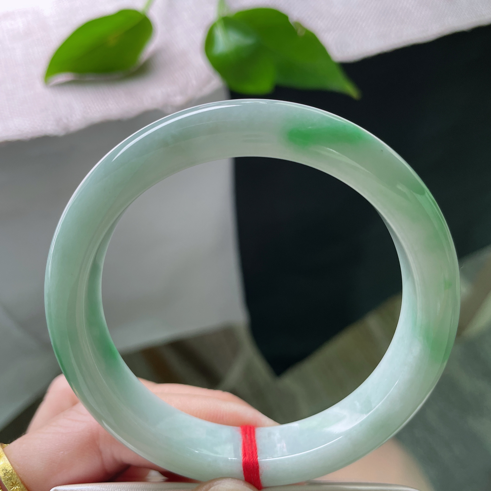 59.6/12/8.6，飘绿正圈，俏色点缀，精致玲珑，水润，质地温润细腻，皮纹