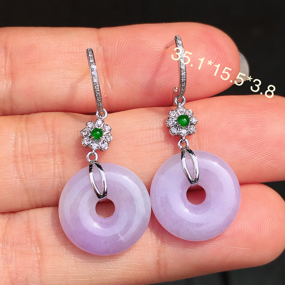 紫罗兰平安扣耳坠，色泽均匀艳丽，玉质细腻，荧光感超
强，饱满圆润，尽显优雅气质，18k
金豪华镶嵌