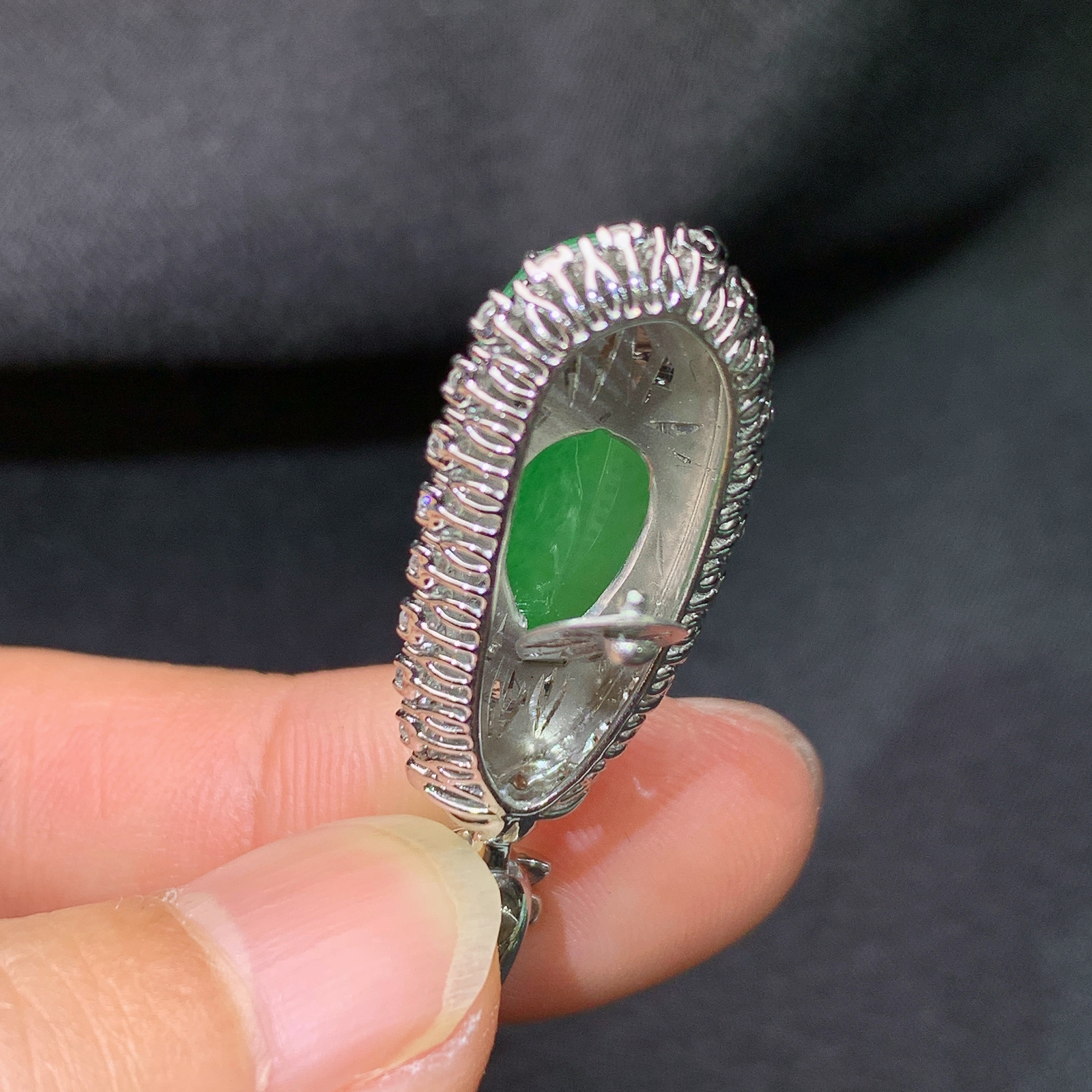 冰阳绿福瓜吊坠，18k金镶嵌，冰润色阳，玉质细腻，种水足，Yh1 尺寸34.6*12.7*7.6