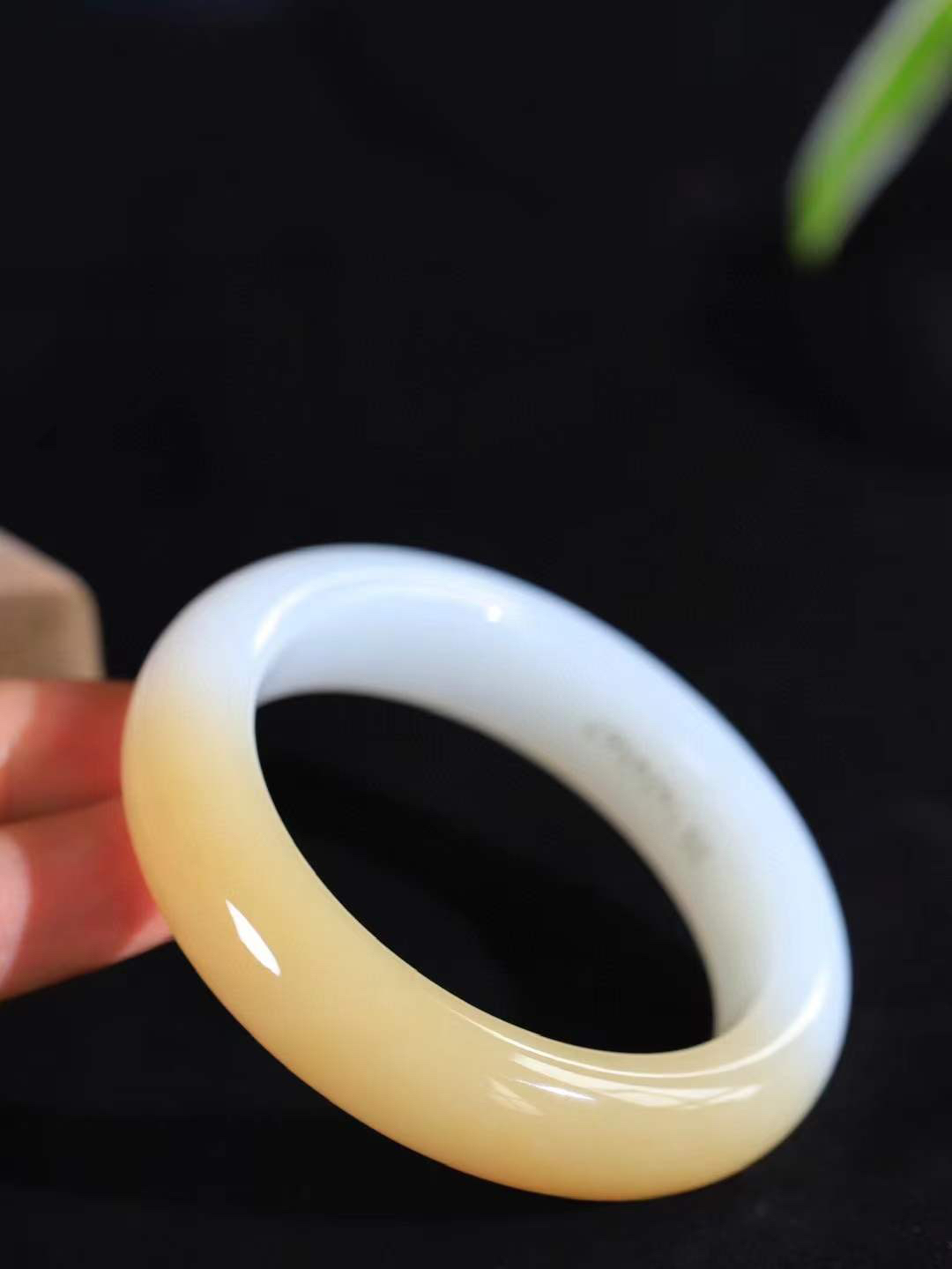 【腕间柔情.手镯】   

精品和田玉糖白玉手镯 玉质温润细腻 油性十足 古朴秀雅 轻抚岁月的栏杆软香温玉，腕间玉镯轻轻晃动，令人情动心间，撷一缕月末的芬芳，把心思铺陈，时光静美，惟有你最温柔。重84.3克   尺寸56.5-15.4-10.5mm  46302455A