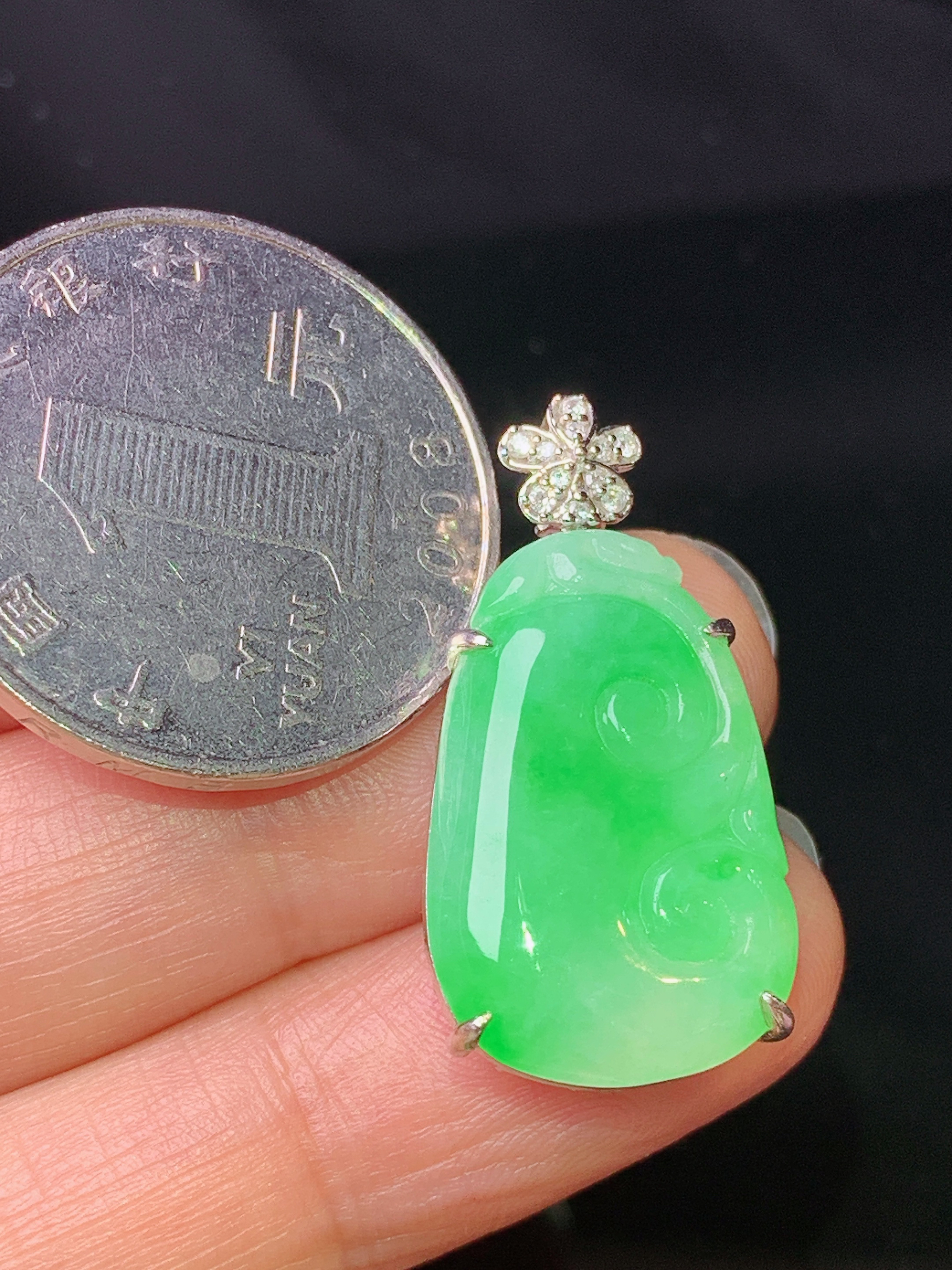 18k金钻镶嵌翠绿如意吊坠 玉质细腻 色泽艳丽清新 水润亮眼 整体尺寸28.3*14.5*6.6j2