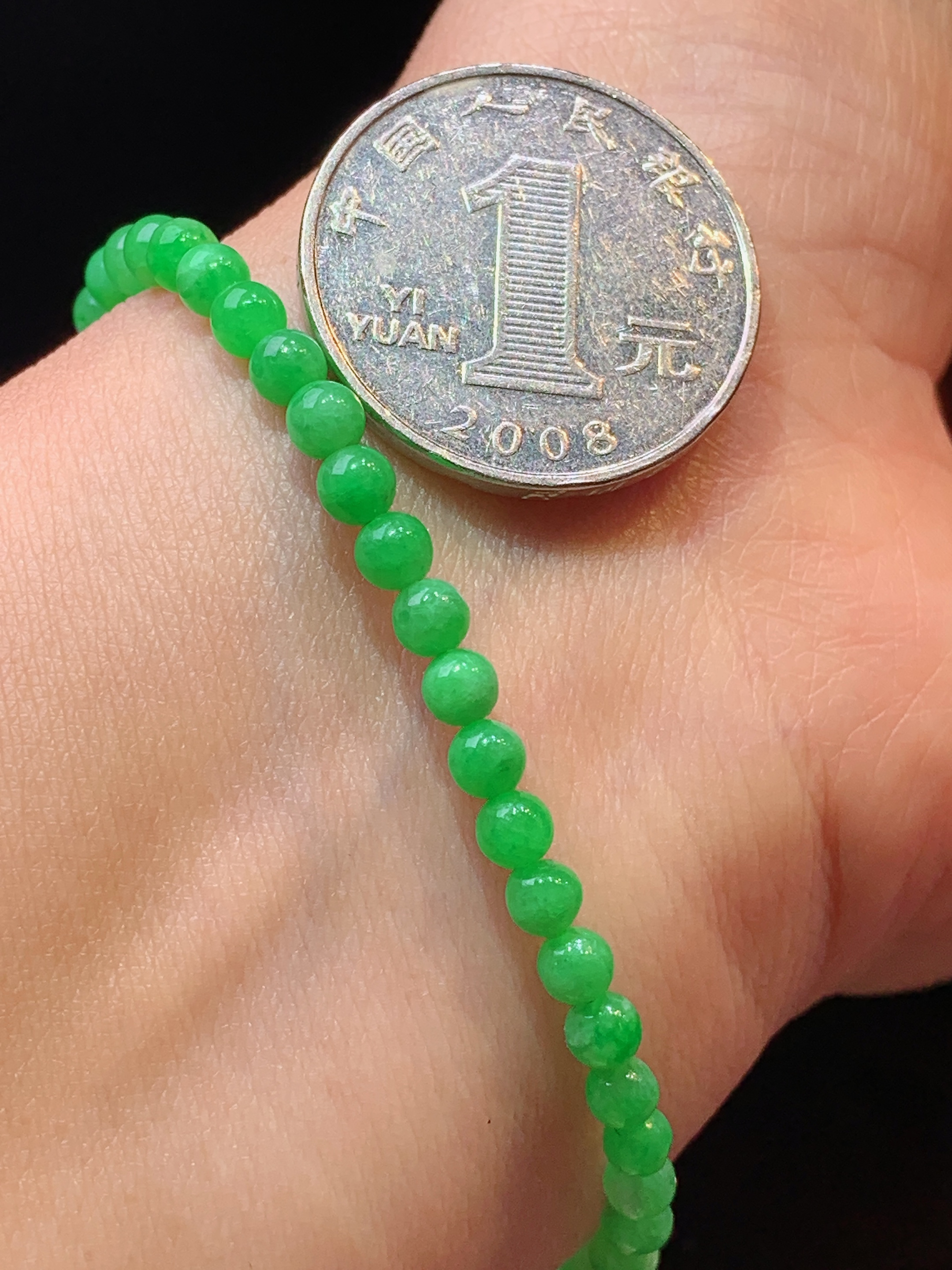 翠绿圆珠手链 玉质细腻 色泽艳丽清新 水润亮眼 整体尺寸4.2z1