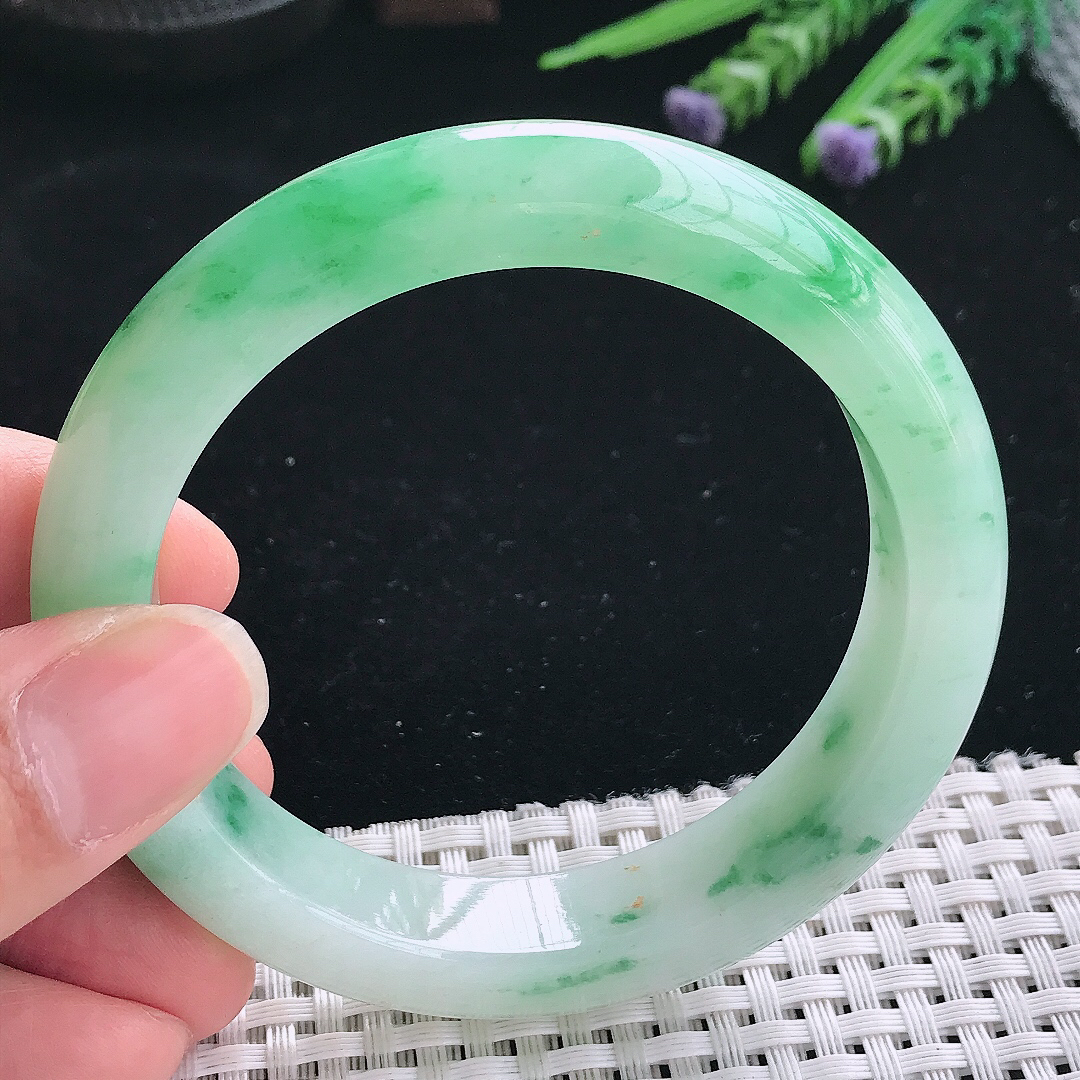 实拍A货翡翠58/12.8/9.2老坑精美飘阳绿手镯宽边玉镯手环