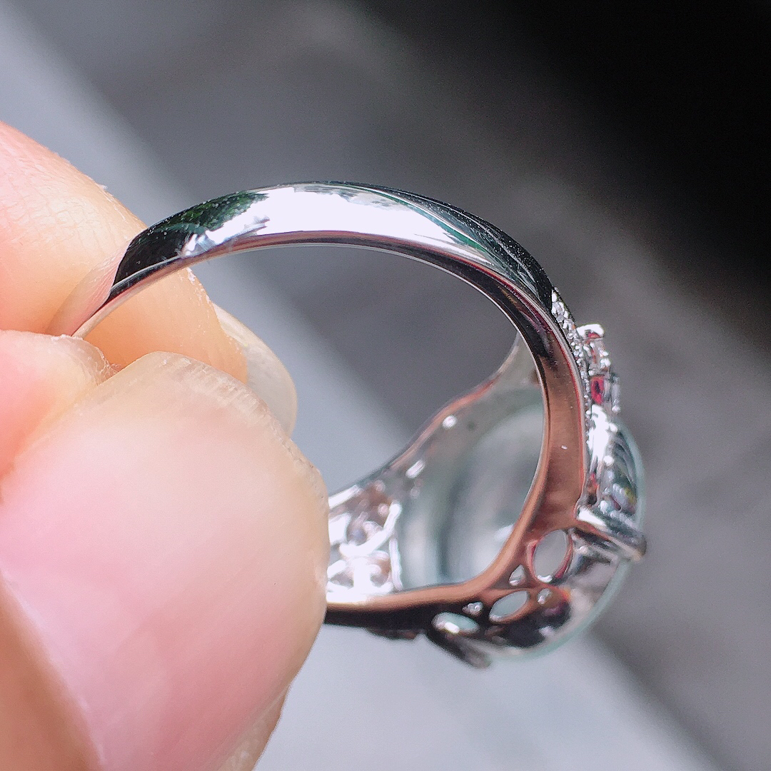 玻璃种平安扣戒指，玉质细腻，荧光感超
强，饱满圆润，尽显优雅气质，18k
金豪华镶嵌