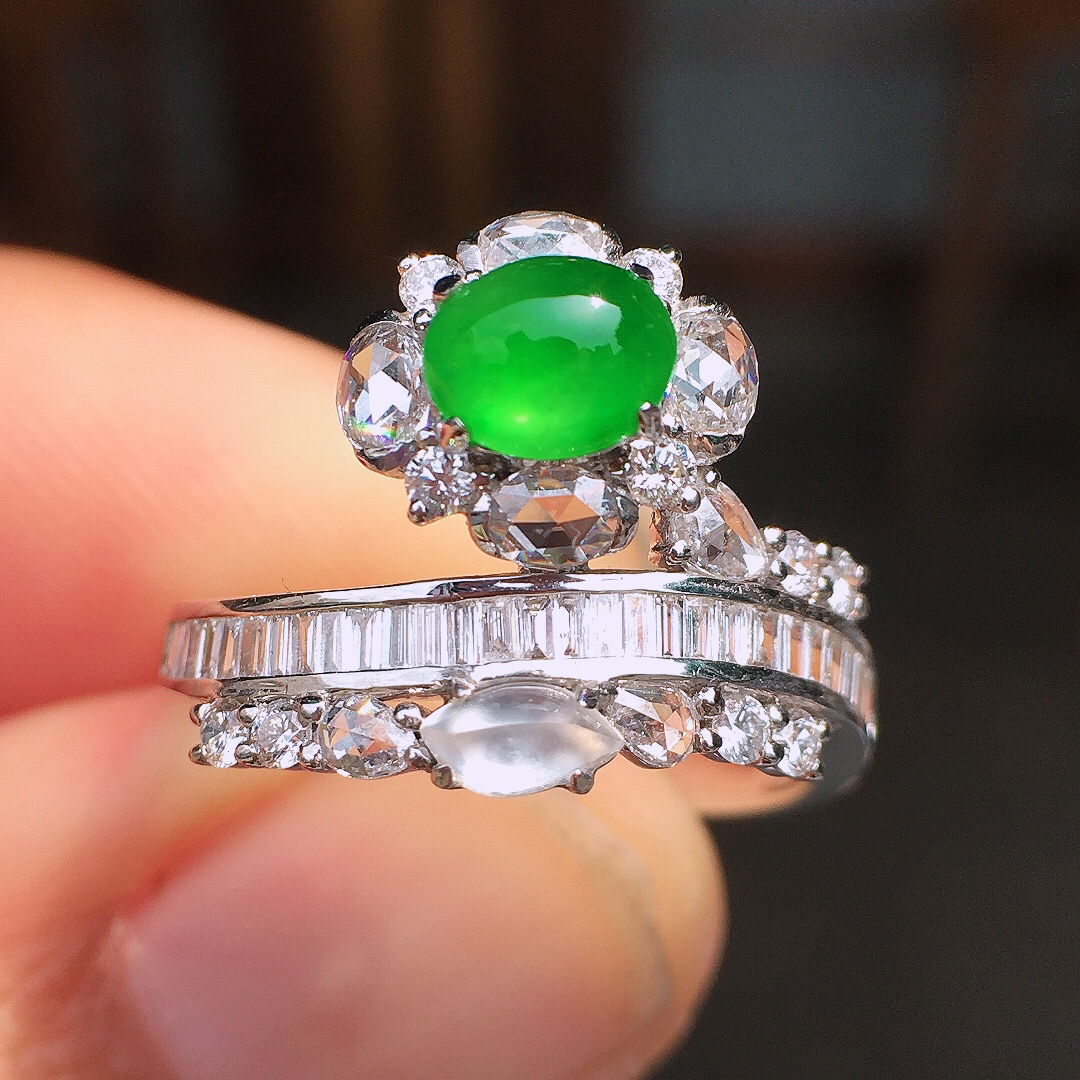 阳绿蛋面戒指，色泽均匀艳丽，玉质细腻，荧光感超
强，饱满圆润，尽显优雅气质，18k
金豪华镶嵌