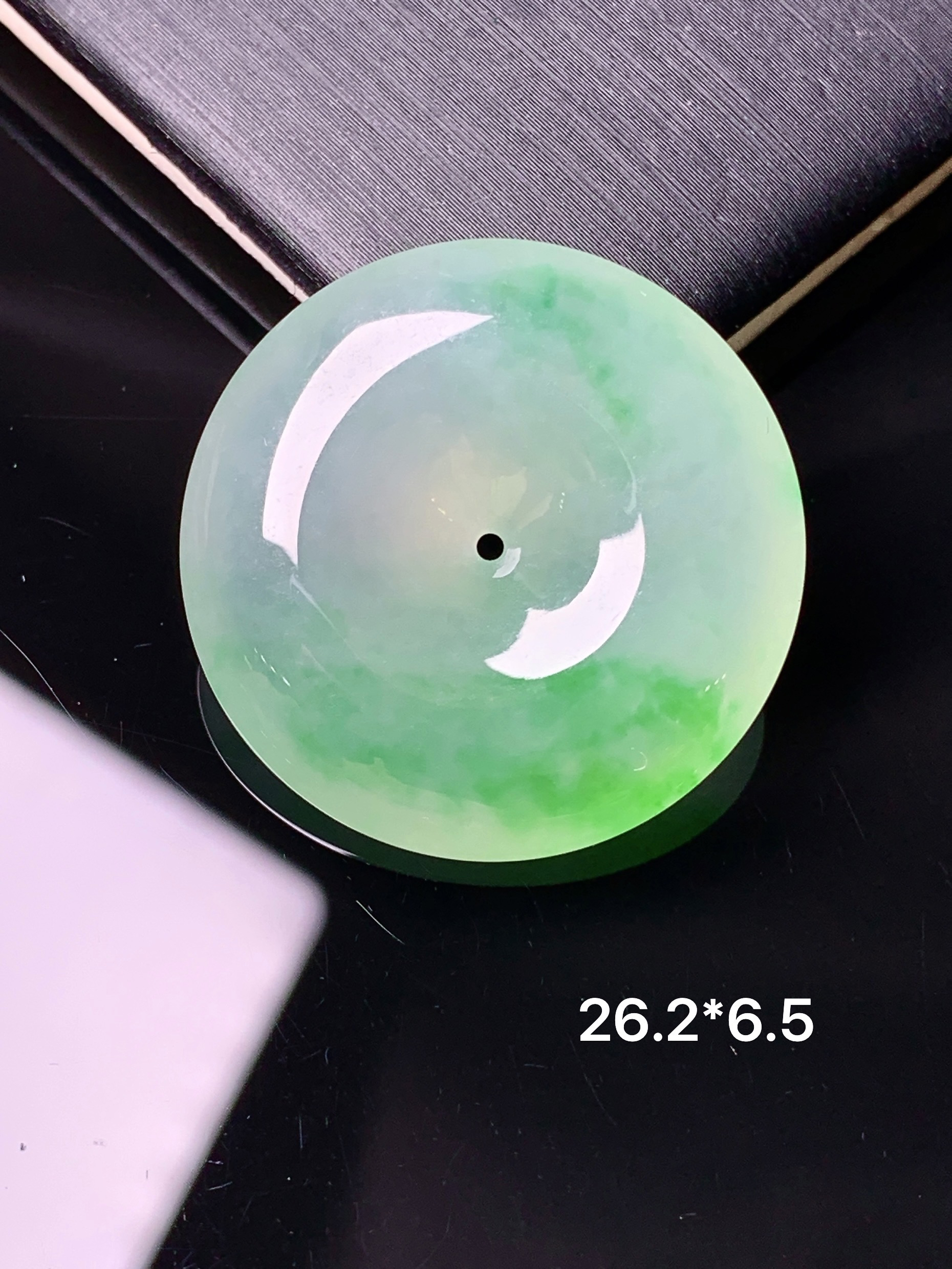 飘绿平安扣吊坠 玉质细腻 色泽艳丽清新 水润亮眼 整体尺寸26.2*6.5d3