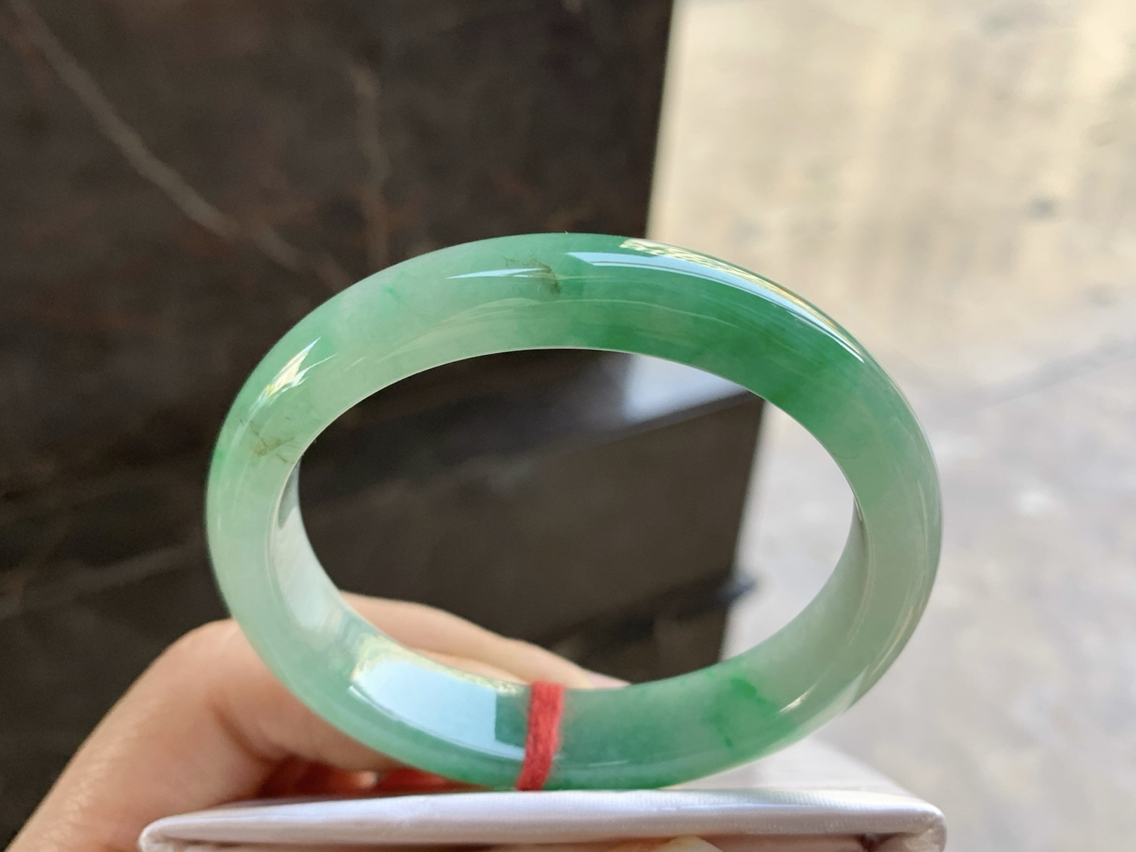 53.7-11.7-7.3

飘绿贵妃手镯^_^正圈51可以带