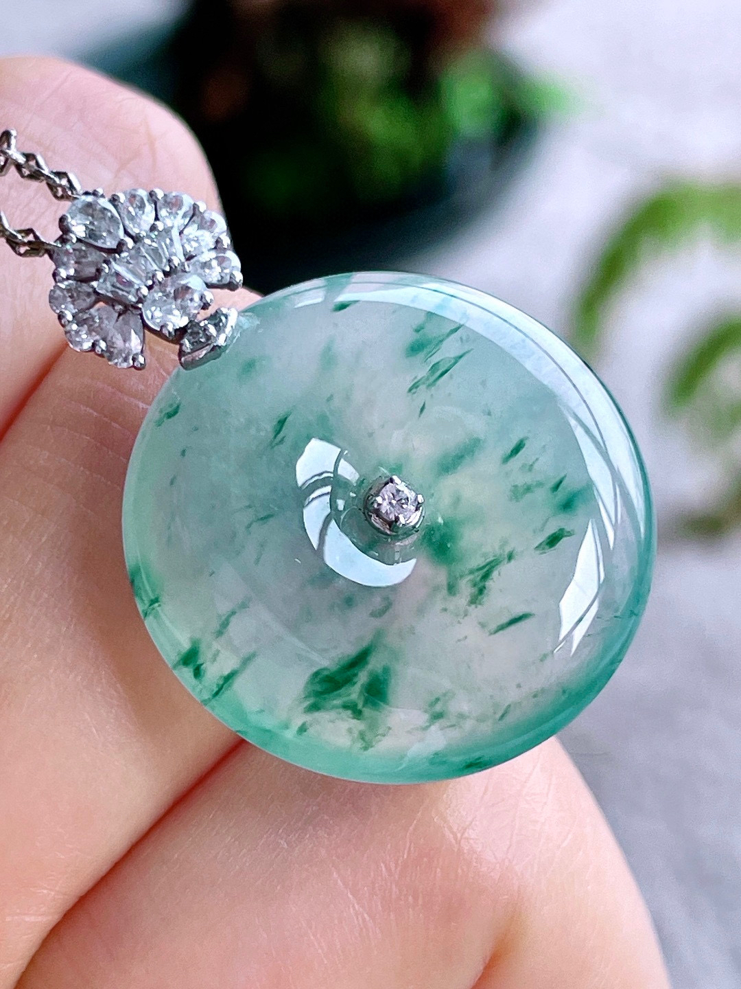 冰飘花平安扣吊坠  
18k金镶嵌  性价比高  
整体30/裸石22.6-5.4