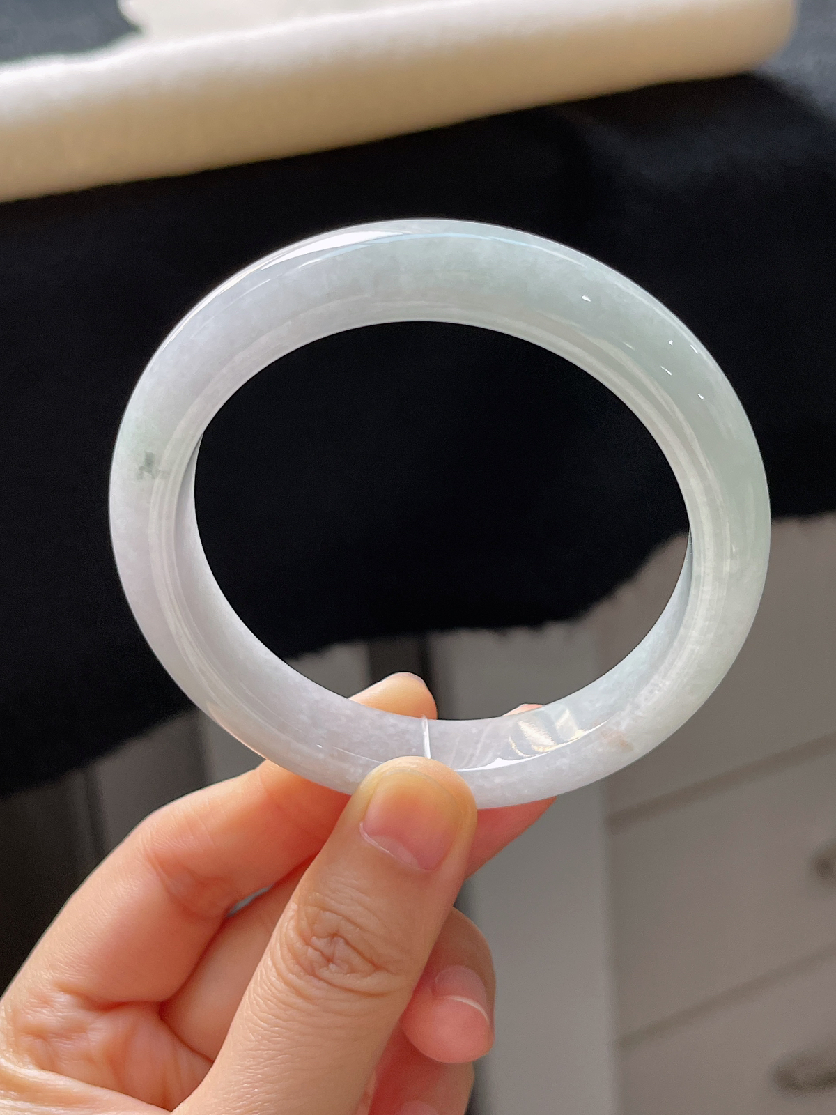 正圈57.4圈口，翡翠糯化种淡绿色手镯